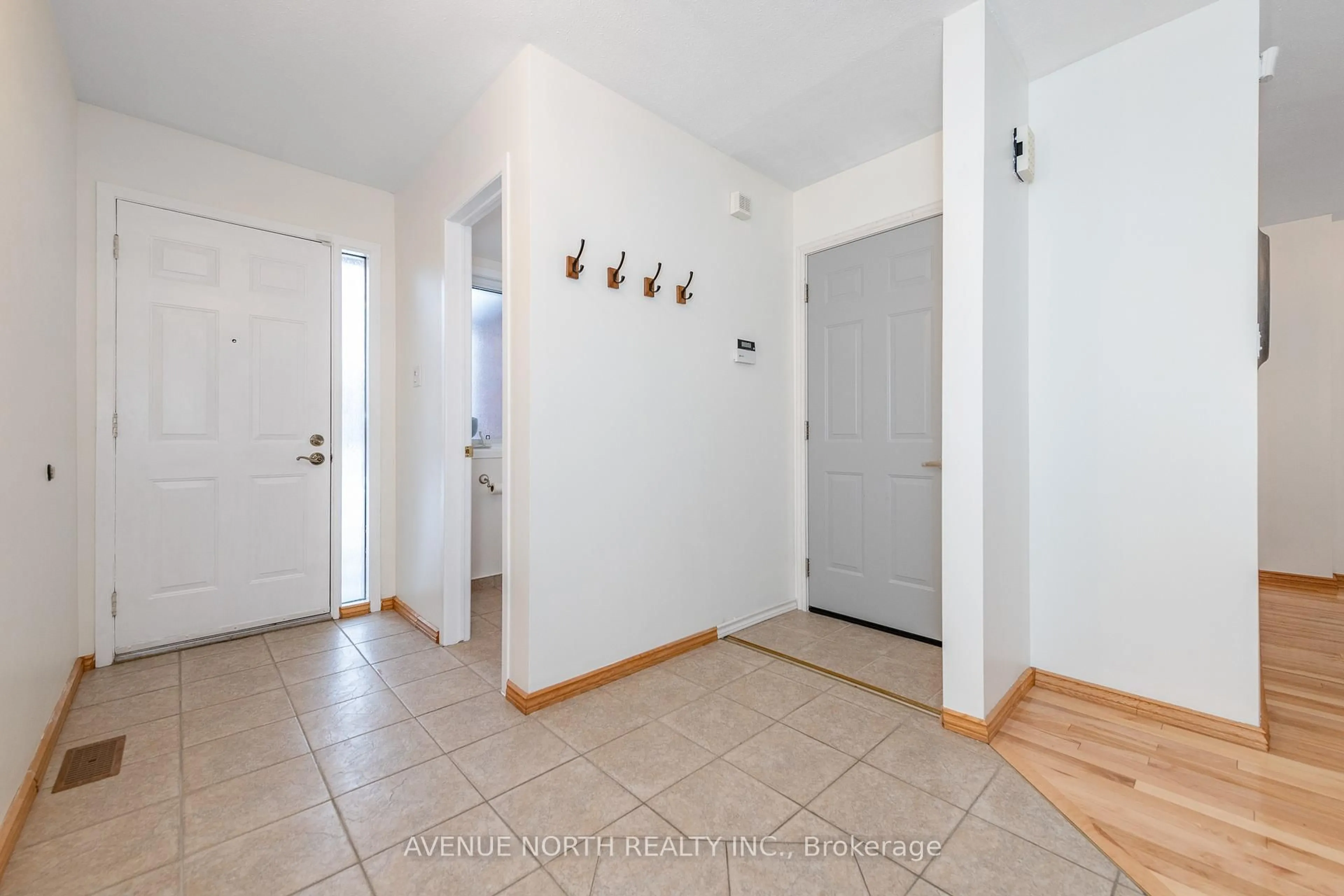 Indoor entryway for 128 Midsummer Terr, Ottawa Ontario K1E 3V3