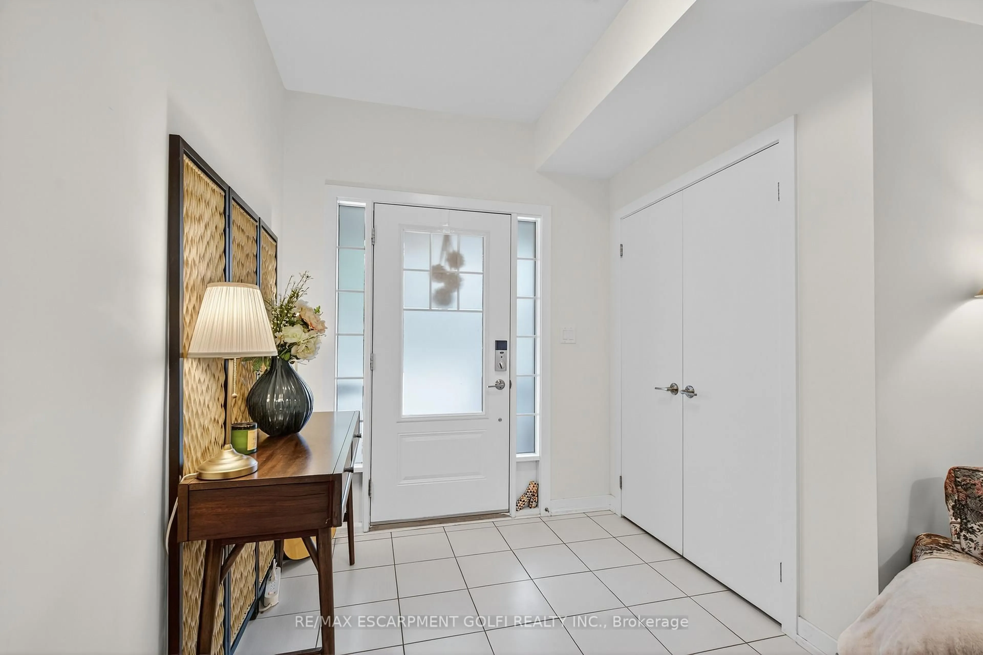 Indoor entryway for 288 GLOVER Rd #21, Hamilton Ontario L8E 5H6
