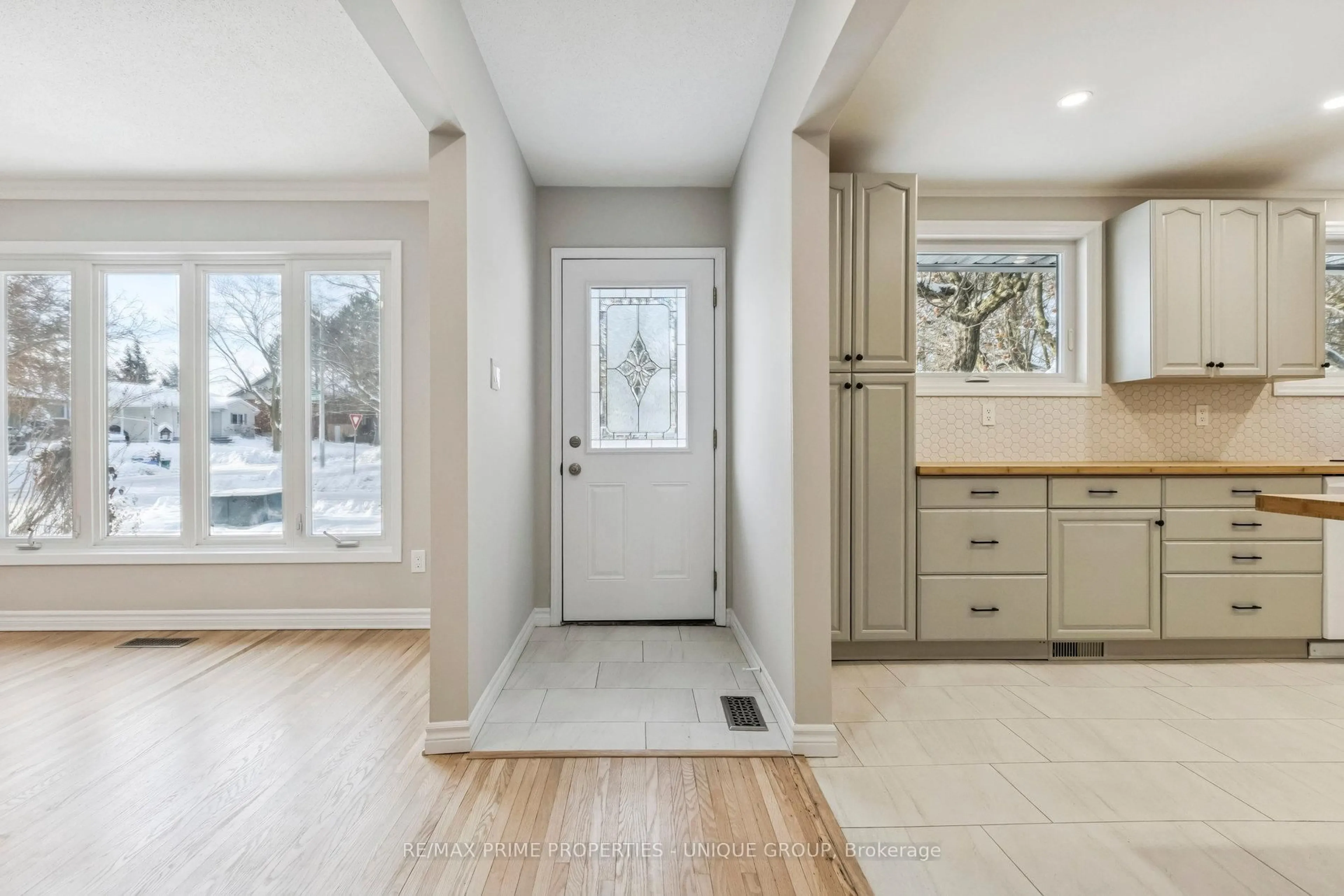 Indoor entryway for 520 Teakwood Dr, Waterloo Ontario N2L 4L4