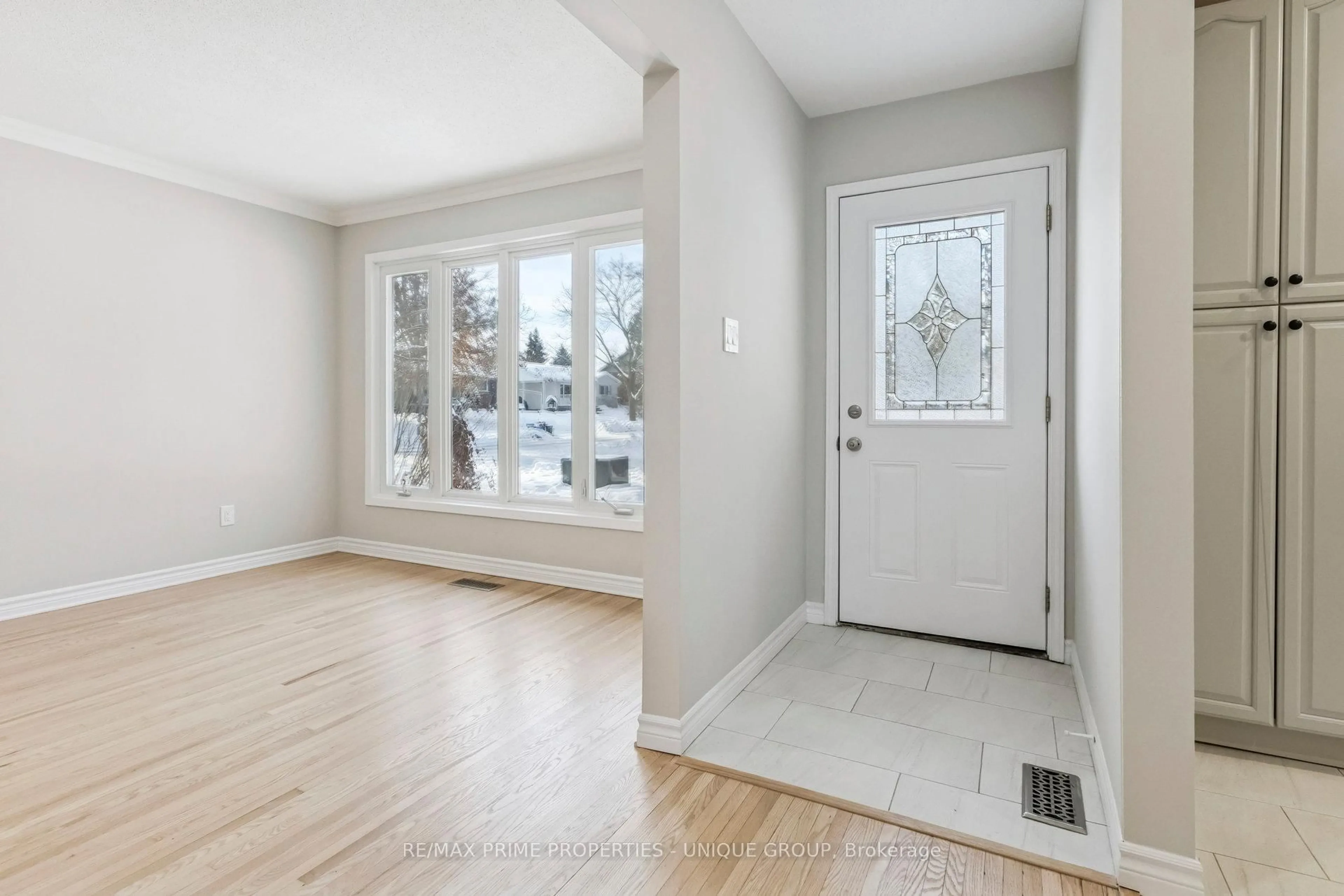 Indoor entryway for 520 Teakwood Dr, Waterloo Ontario N2L 4L4