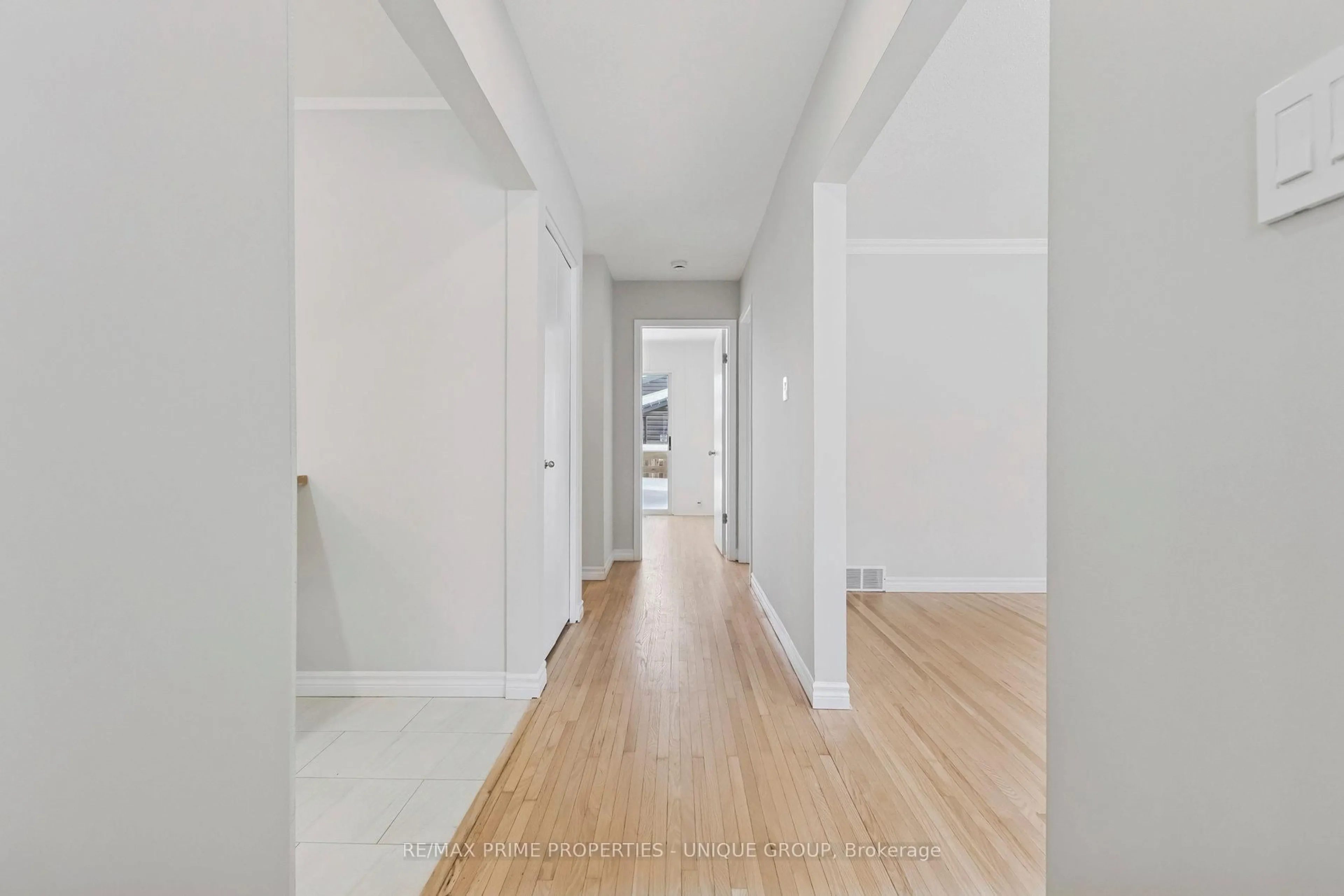 Indoor foyer for 520 Teakwood Dr, Waterloo Ontario N2L 4L4