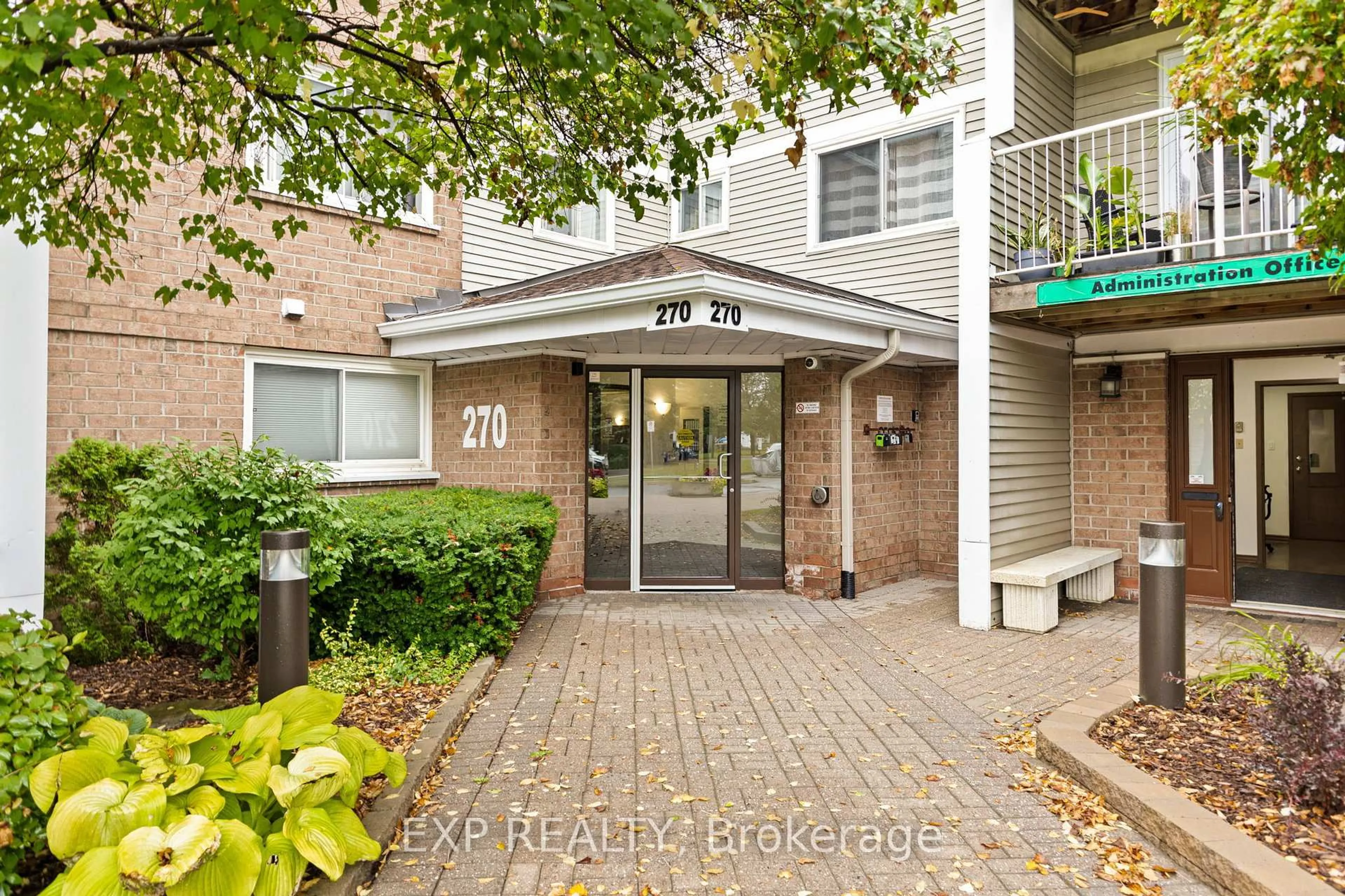 Indoor foyer for 270 Brittany Dr #304, Ottawa Ontario K1K 4M3
