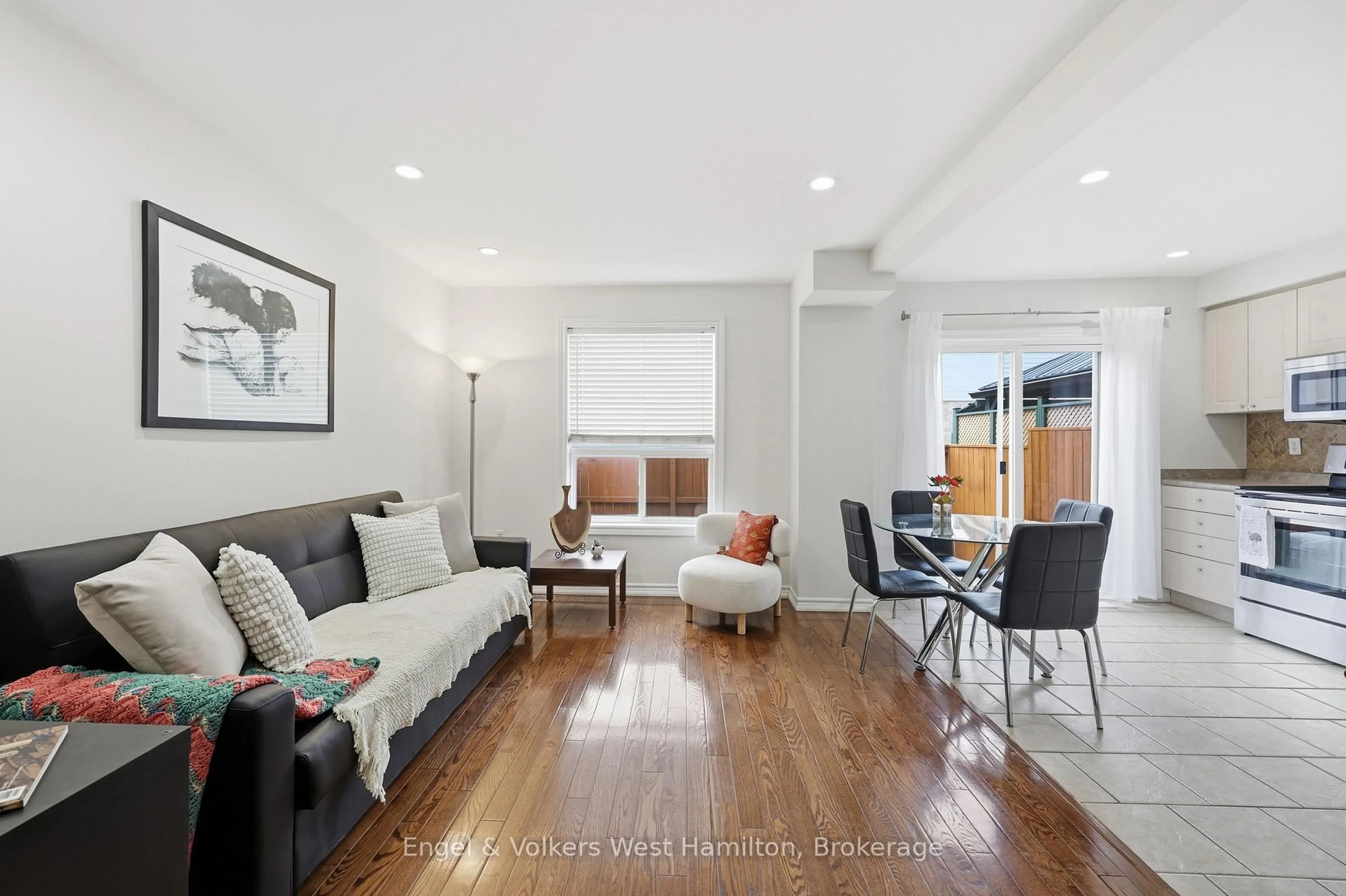 Living room with furniture, unknown for 39 Pinewoods Dr #41, Hamilton Ontario L8J 3Z4