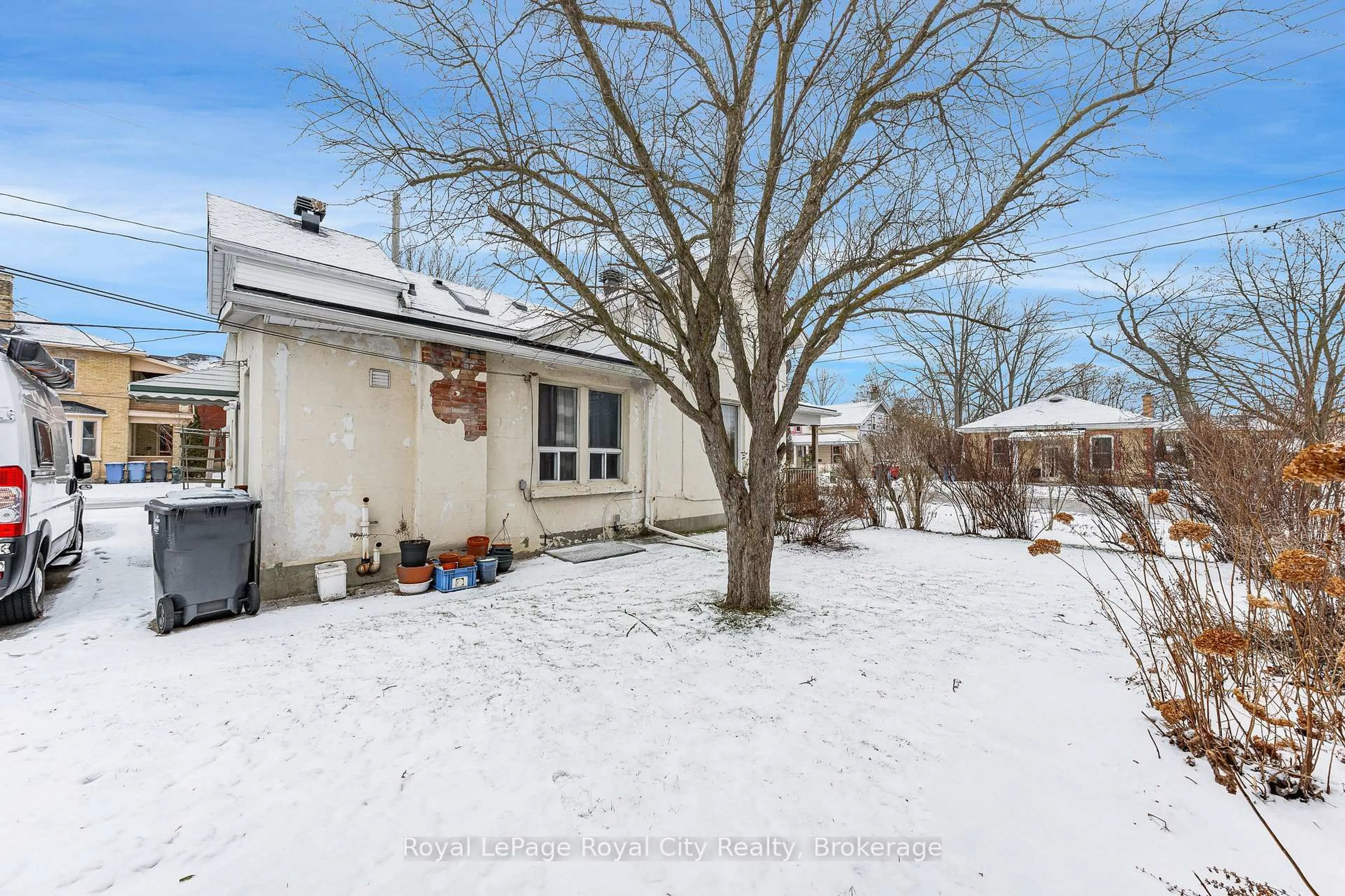 A pic from outside/outdoor area/front of a property/back of a property/a pic from drone, street for 81 Edinburgh Rd, Guelph Ontario N1H 5R2