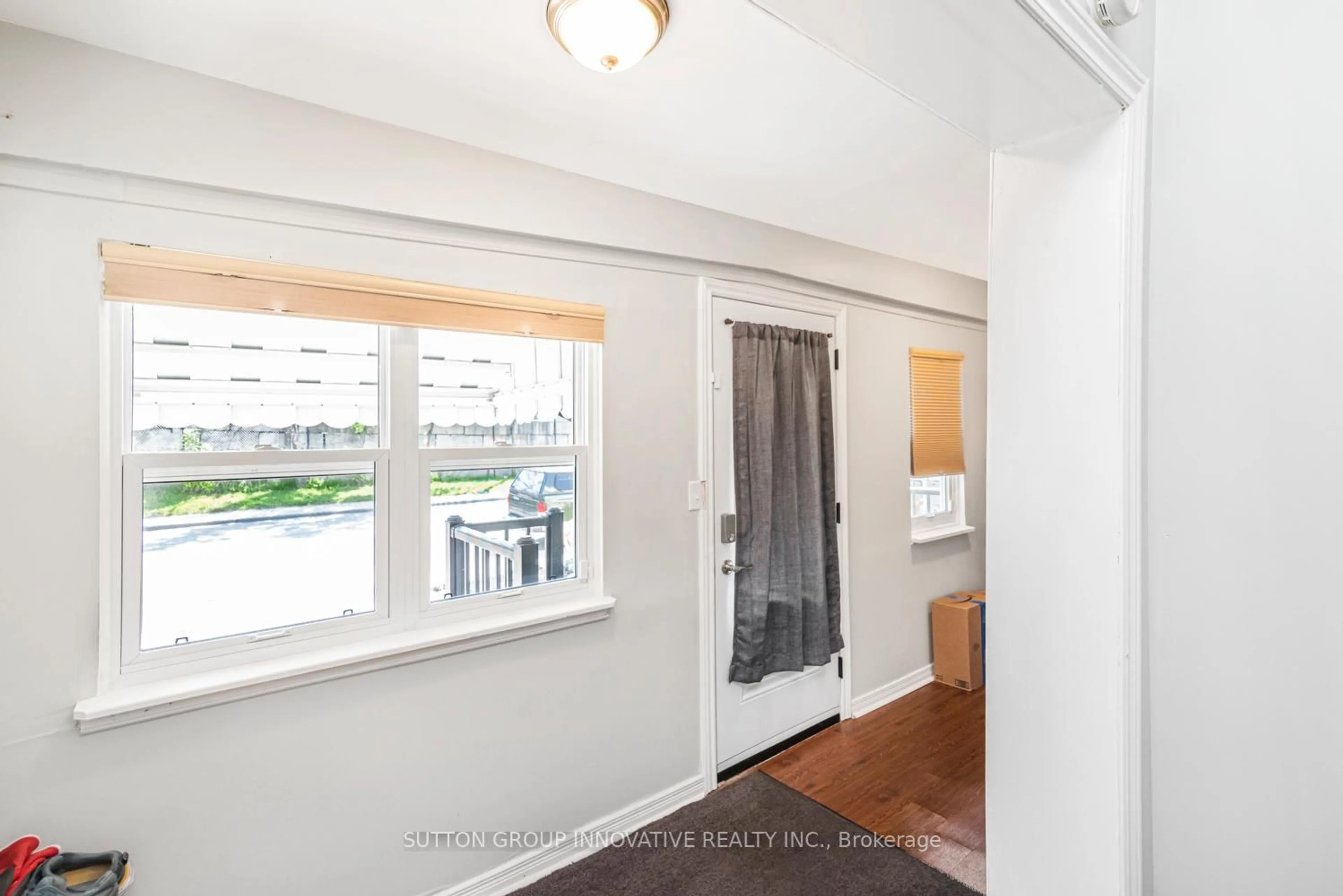 Indoor entryway for 51 Beach Rd, Hamilton Ontario L8L 3Z6