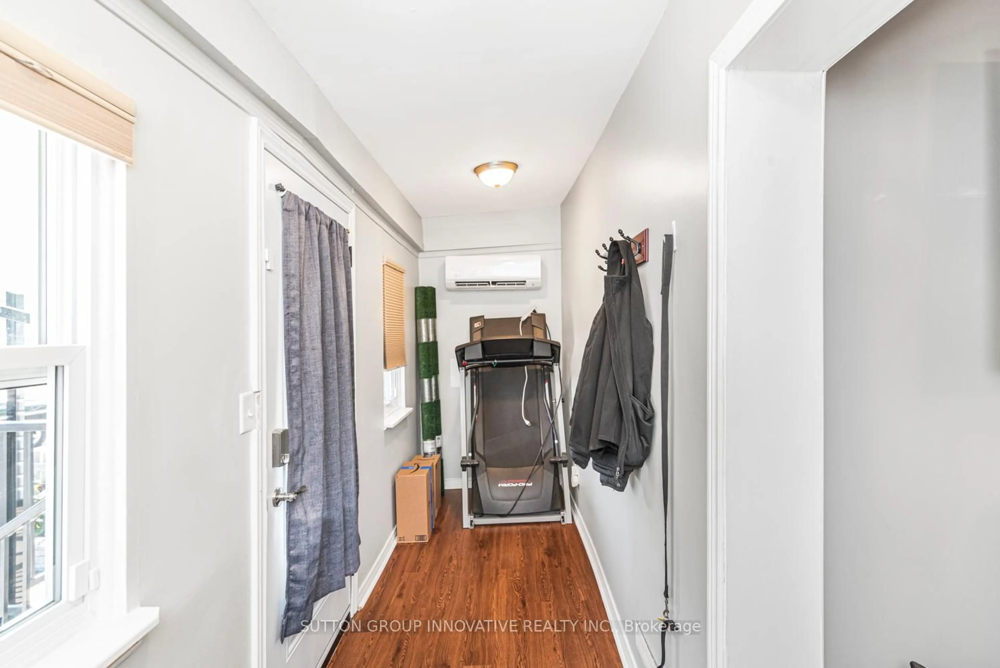 Indoor entryway for 51 Beach Rd, Hamilton Ontario L8L 3Z6