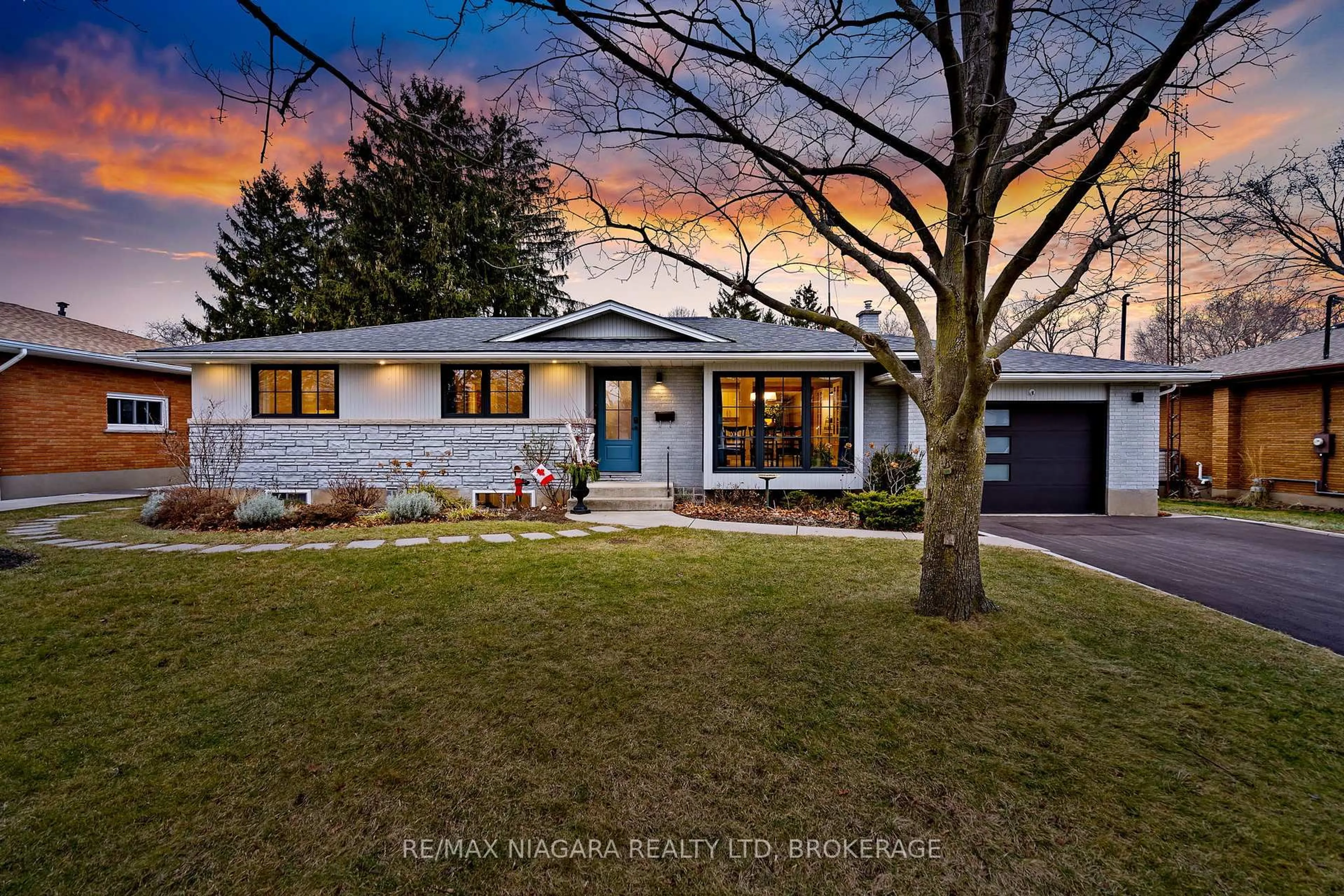 Home with brick exterior material, street for 7 King's Grant Rd, St. Catharines Ontario L2N 2R9