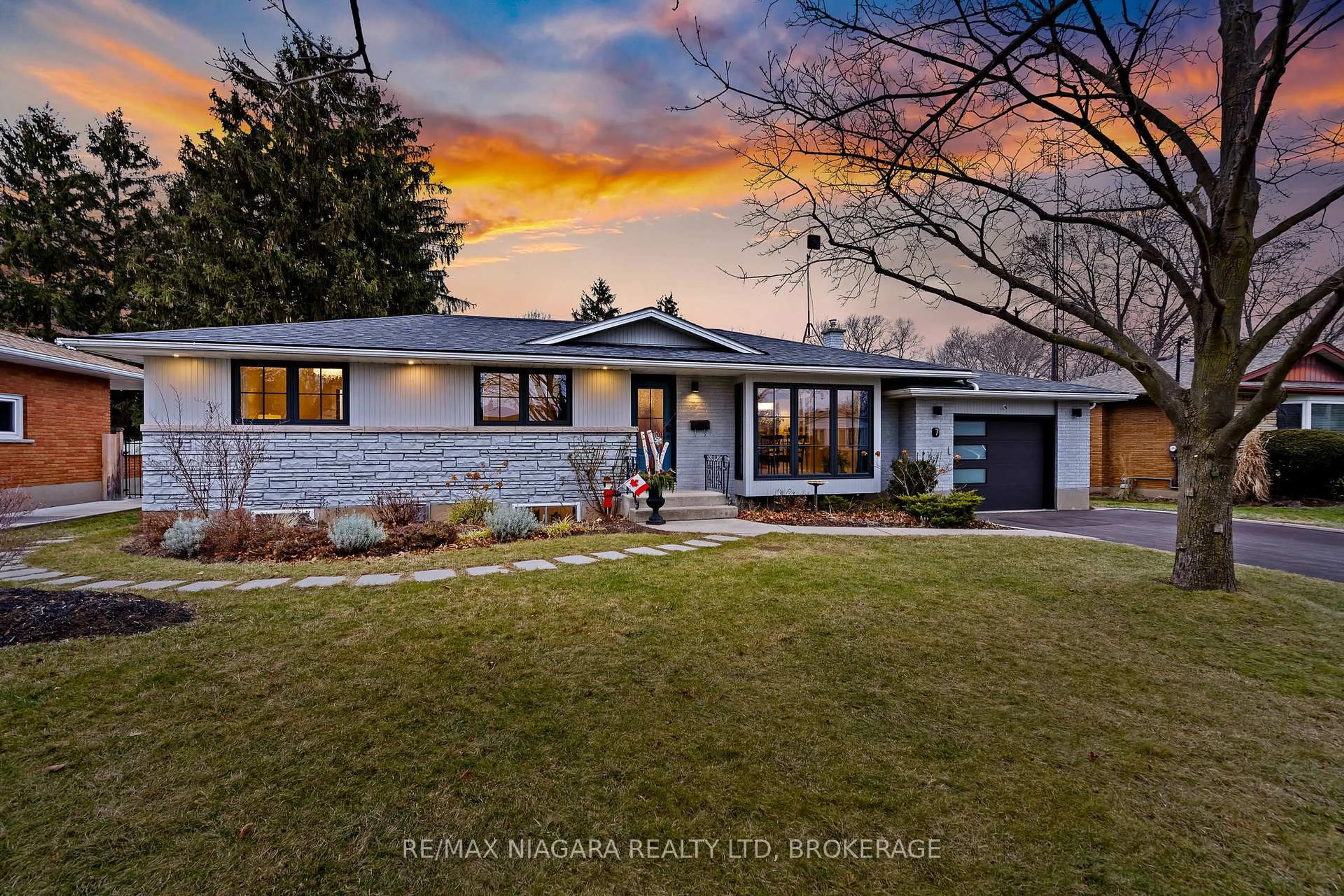 Home with brick exterior material, unknown for 7 King's Grant Rd, St. Catharines Ontario L2N 2R9