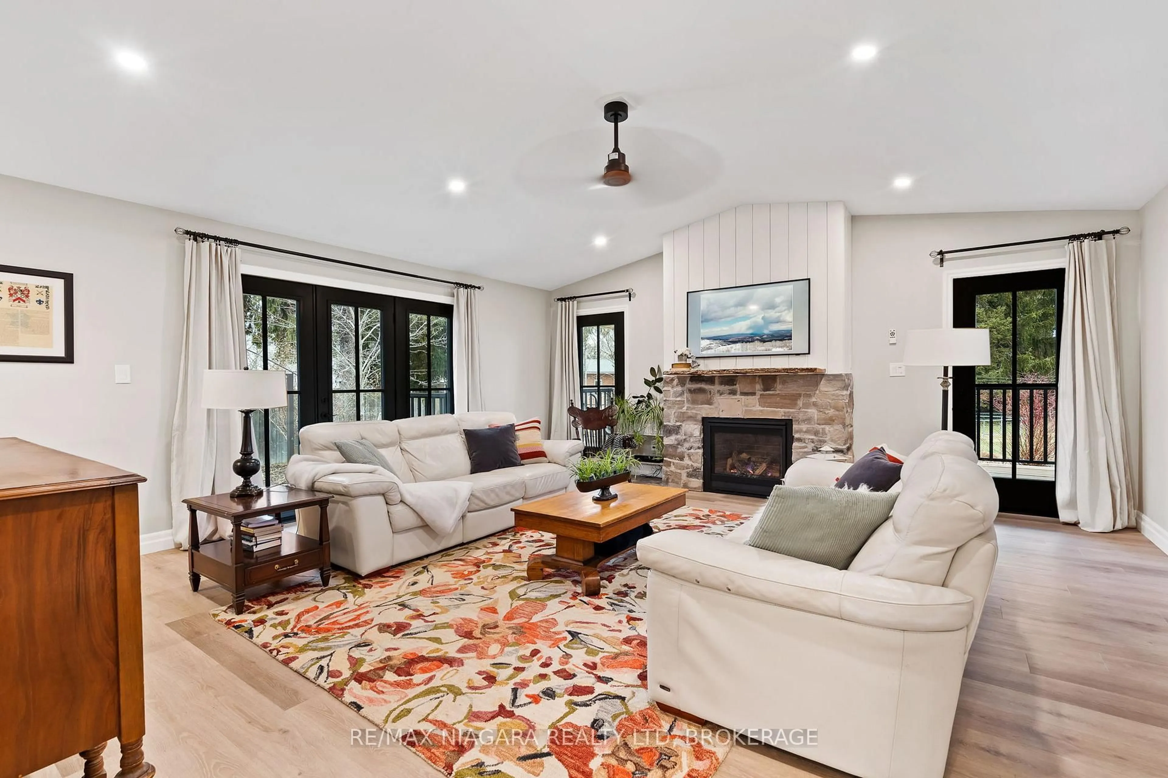 Living room with furniture, unknown for 7 King's Grant Rd, St. Catharines Ontario L2N 2R9