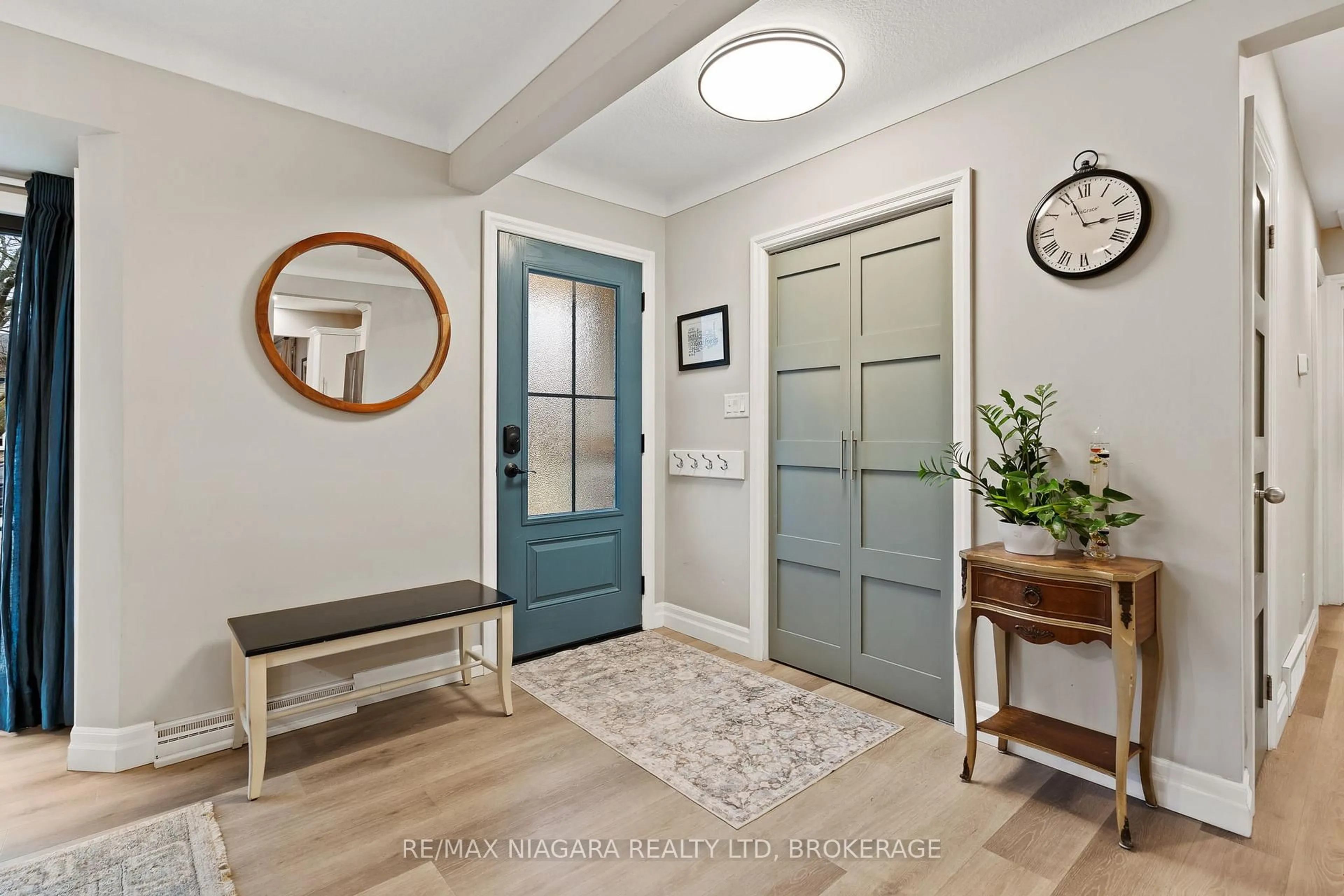 Indoor entryway for 7 King's Grant Rd, St. Catharines Ontario L2N 2R9