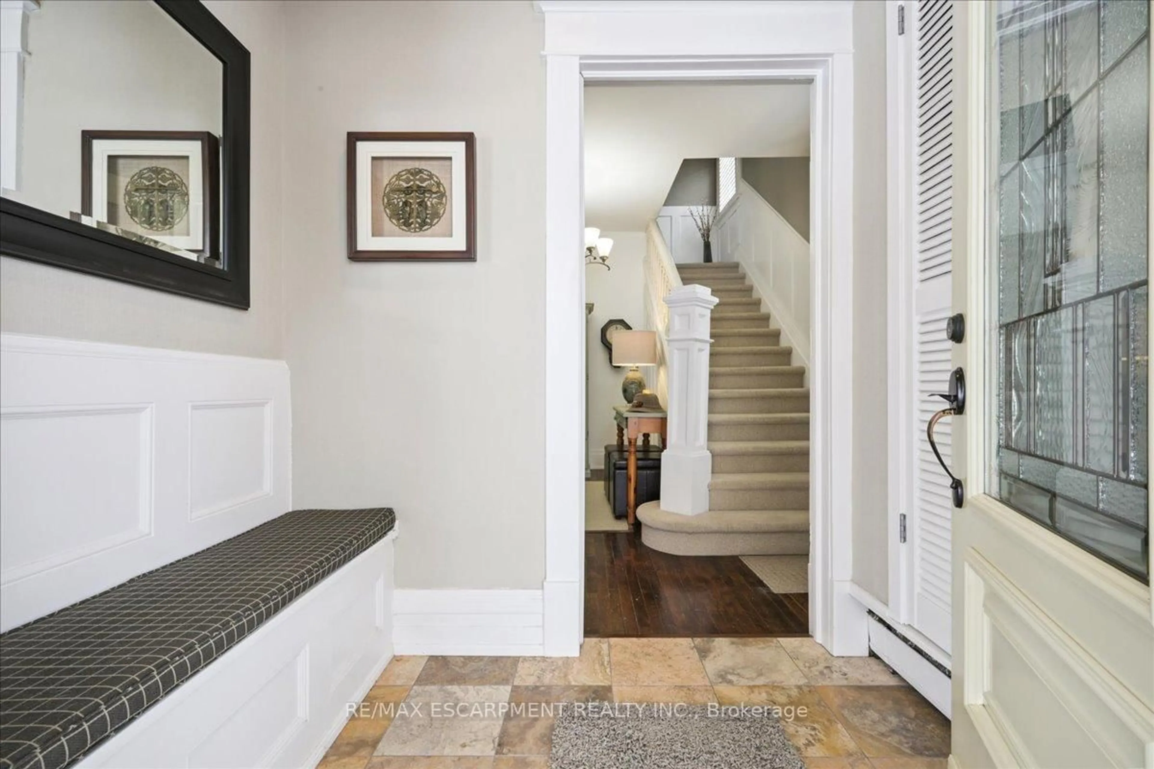 Indoor entryway for 96 Ontario St, Bracebridge Ontario P1L 2A2