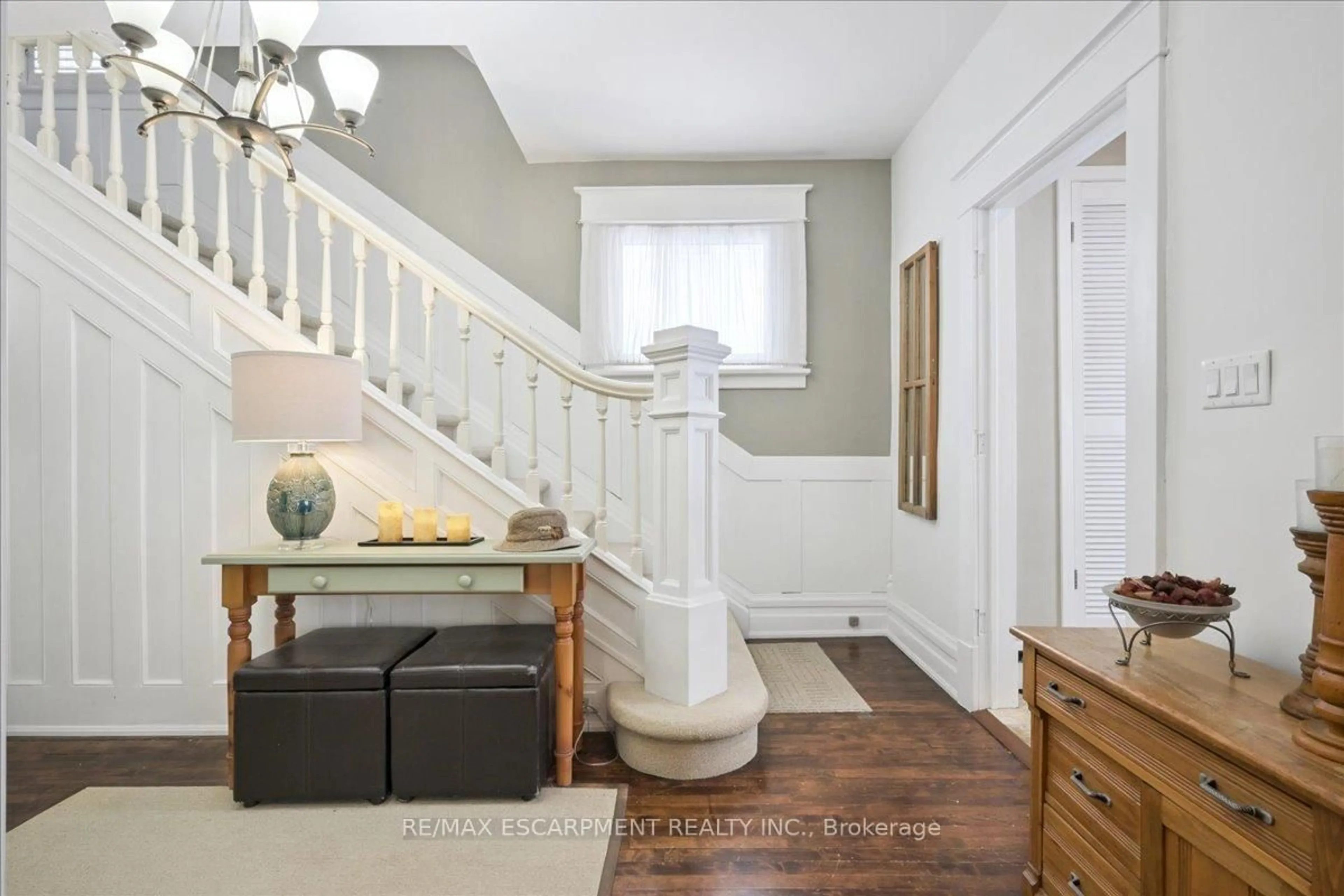 Indoor entryway for 96 Ontario St, Bracebridge Ontario P1L 2A2