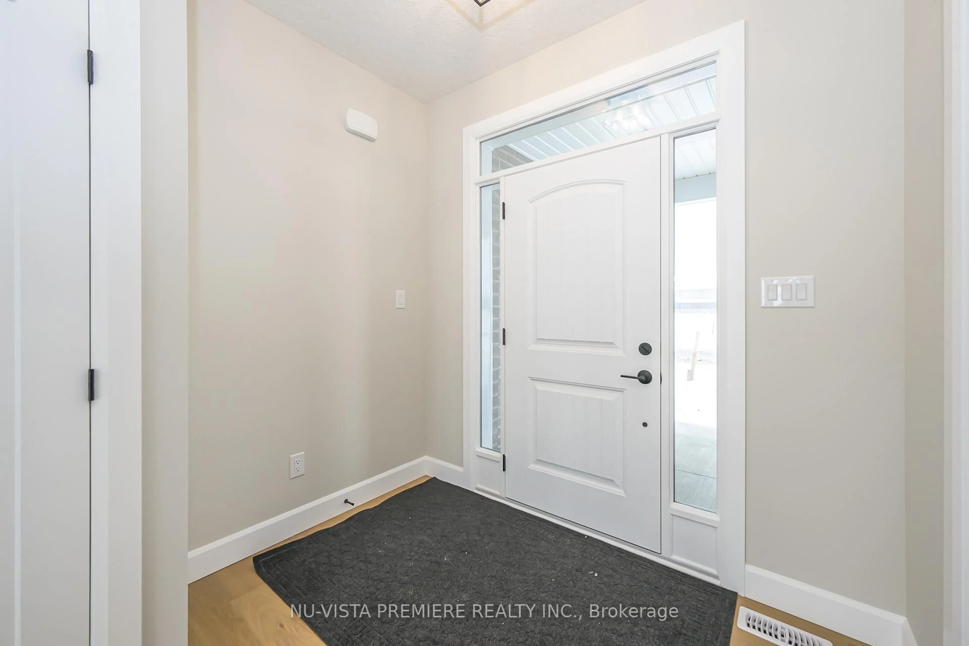 Indoor entryway for 162 Watts Dr, Lucan Biddulph Ontario N0M 2J0