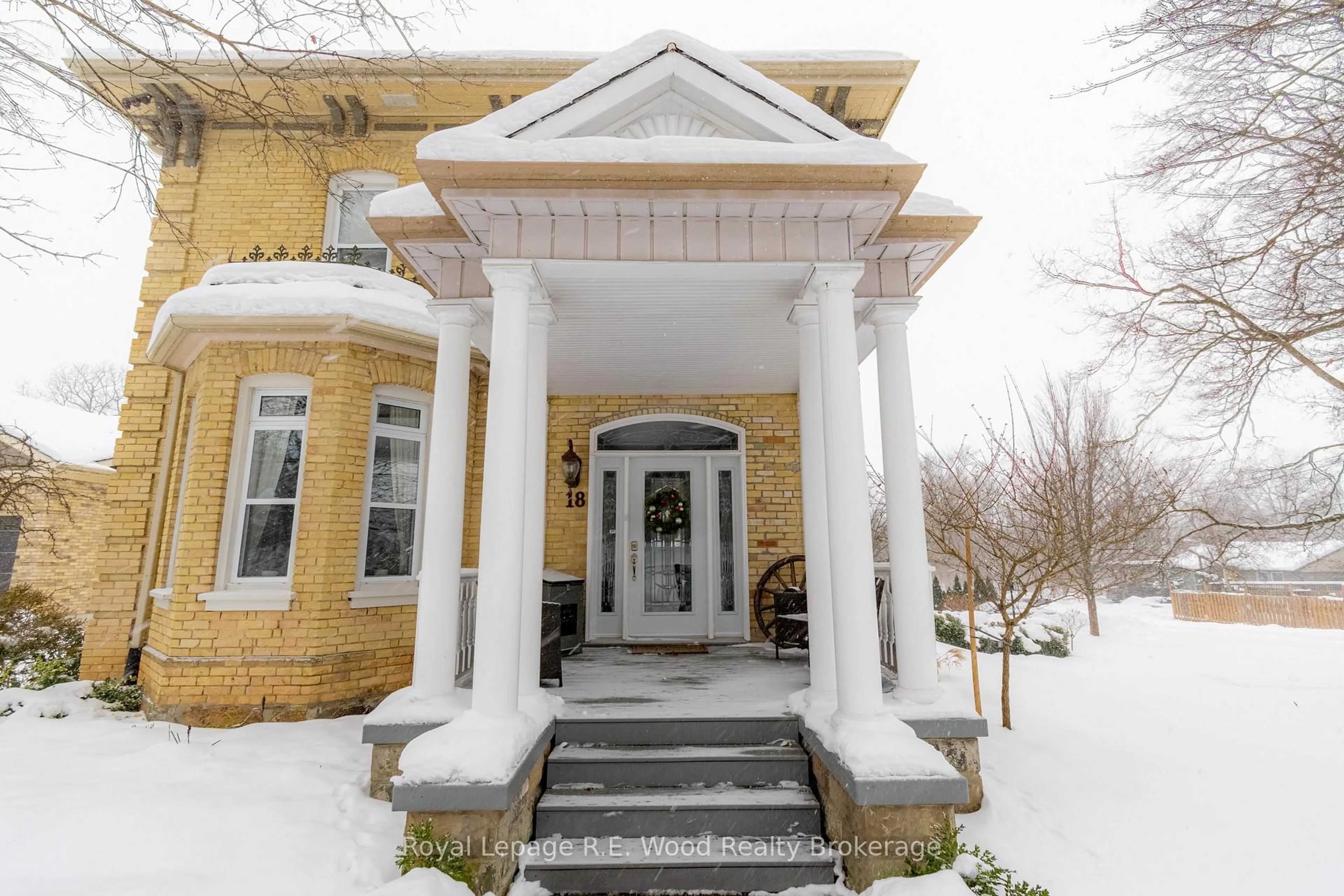 Indoor foyer for 18 Main St, Norwich Ontario N0J 1P0