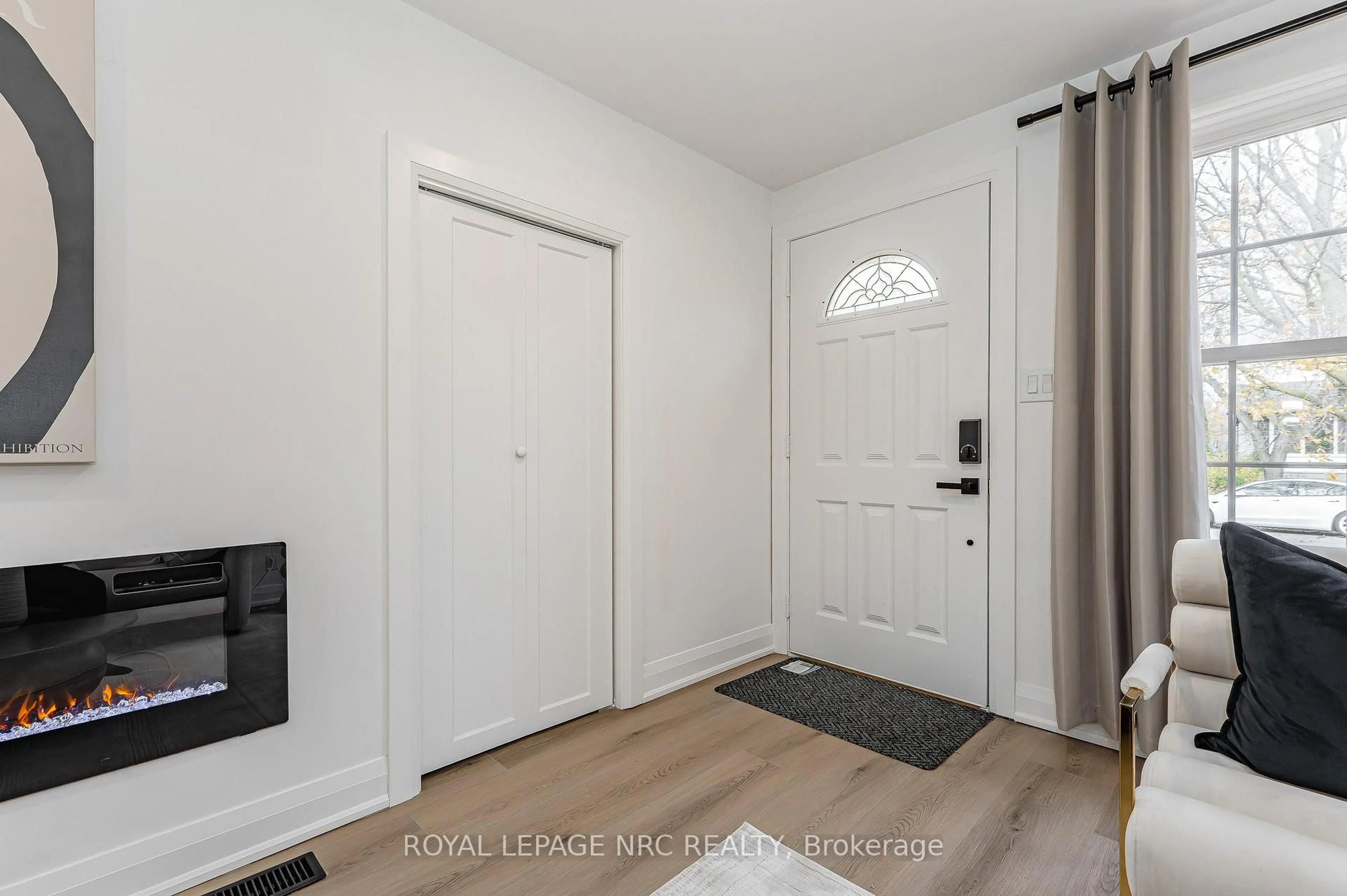 Indoor entryway for 87 Lafayette Dr, St. Catharines Ontario L2N 6C5