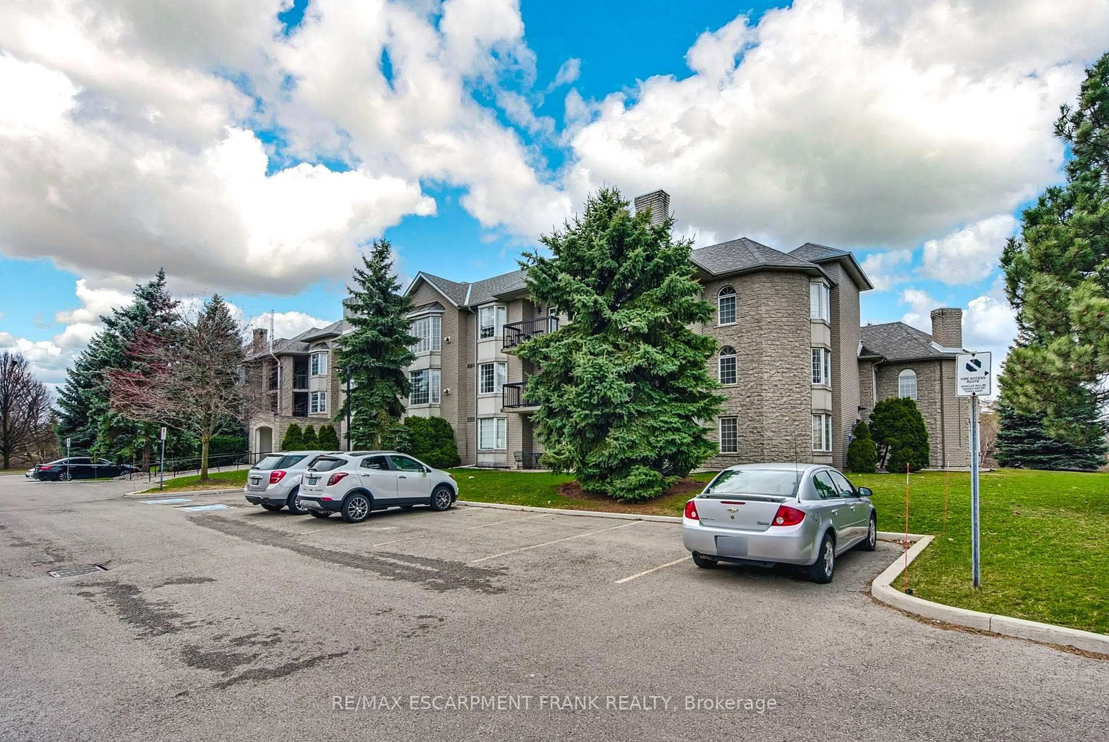 A pic from outside/outdoor area/front of a property/back of a property/a pic from drone, unknown for 970 Golf Links Rd #205, Hamilton Ontario L9K 1J8