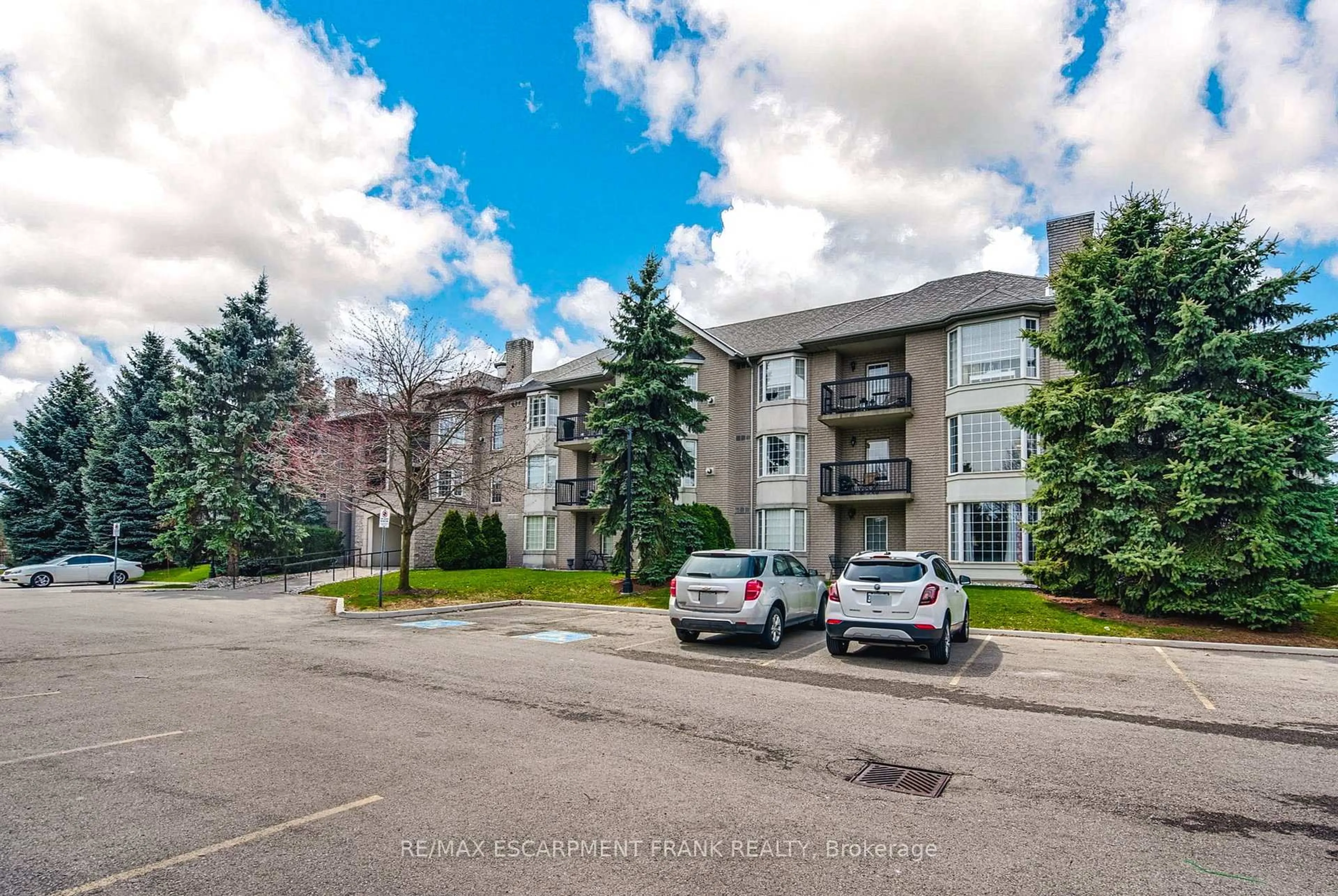 A pic from outside/outdoor area/front of a property/back of a property/a pic from drone, street for 970 Golf Links Rd #205, Hamilton Ontario L9K 1J8