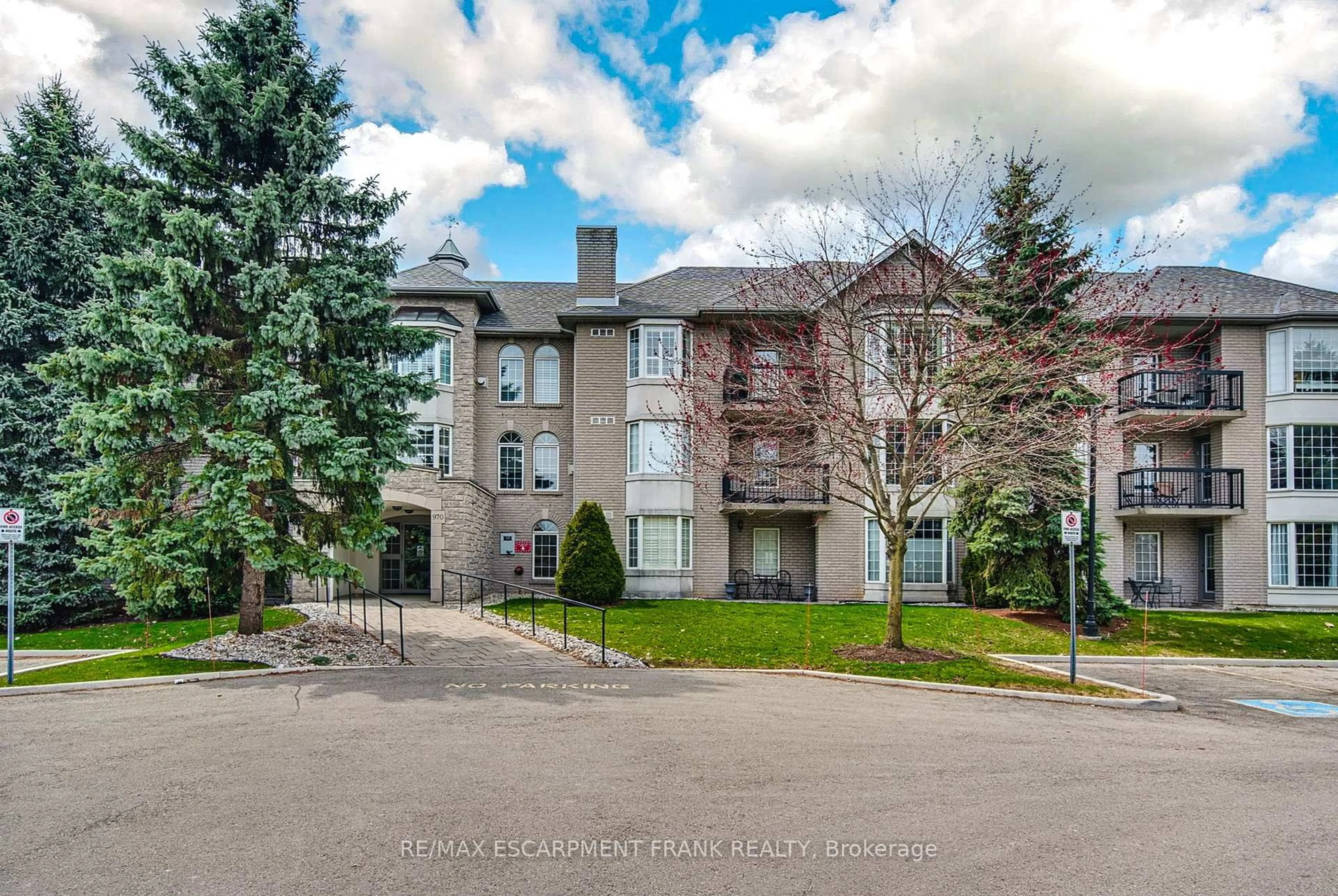 A pic from outside/outdoor area/front of a property/back of a property/a pic from drone, unknown for 970 Golf Links Rd #205, Hamilton Ontario L9K 1J8