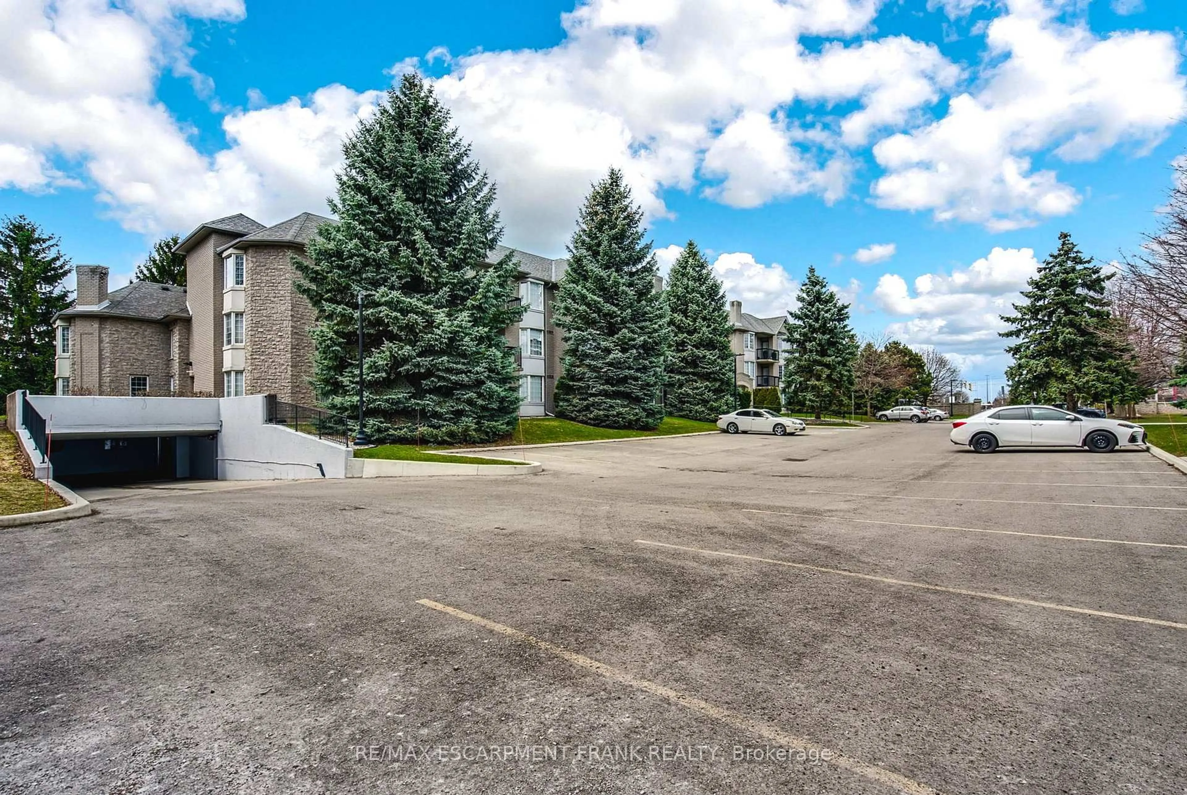 Patio, street for 970 Golf Links Rd #205, Hamilton Ontario L9K 1J8