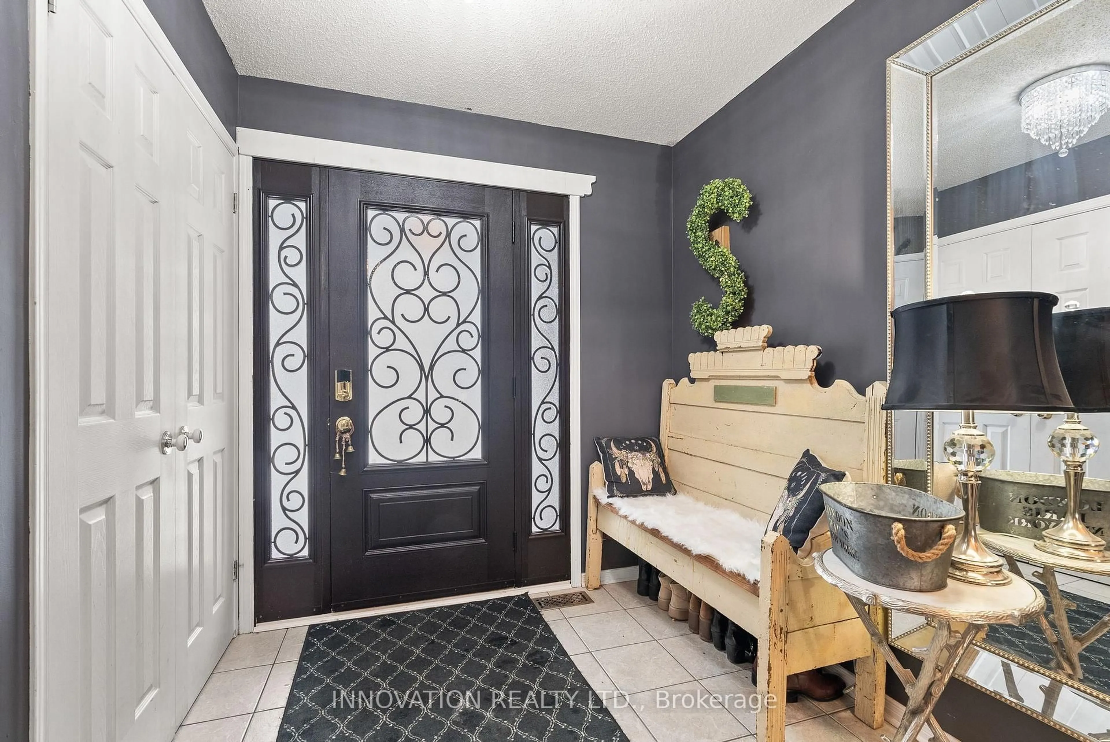 Indoor entryway for 246 Gladeview Private, Ottawa Ontario K1T 4A7
