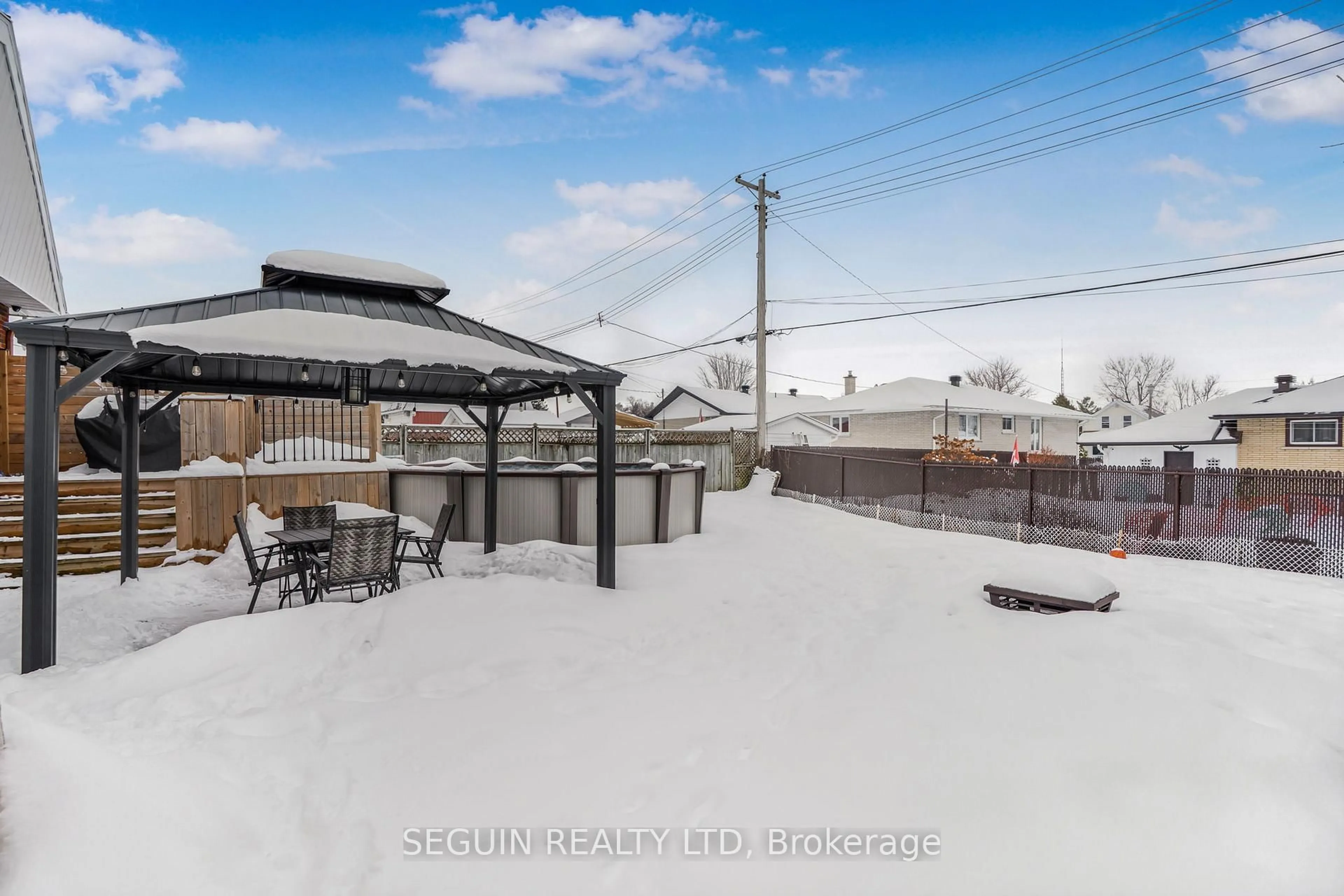 Patio, street for 524 Catherine St, Hawkesbury Ontario K6A 1Z9