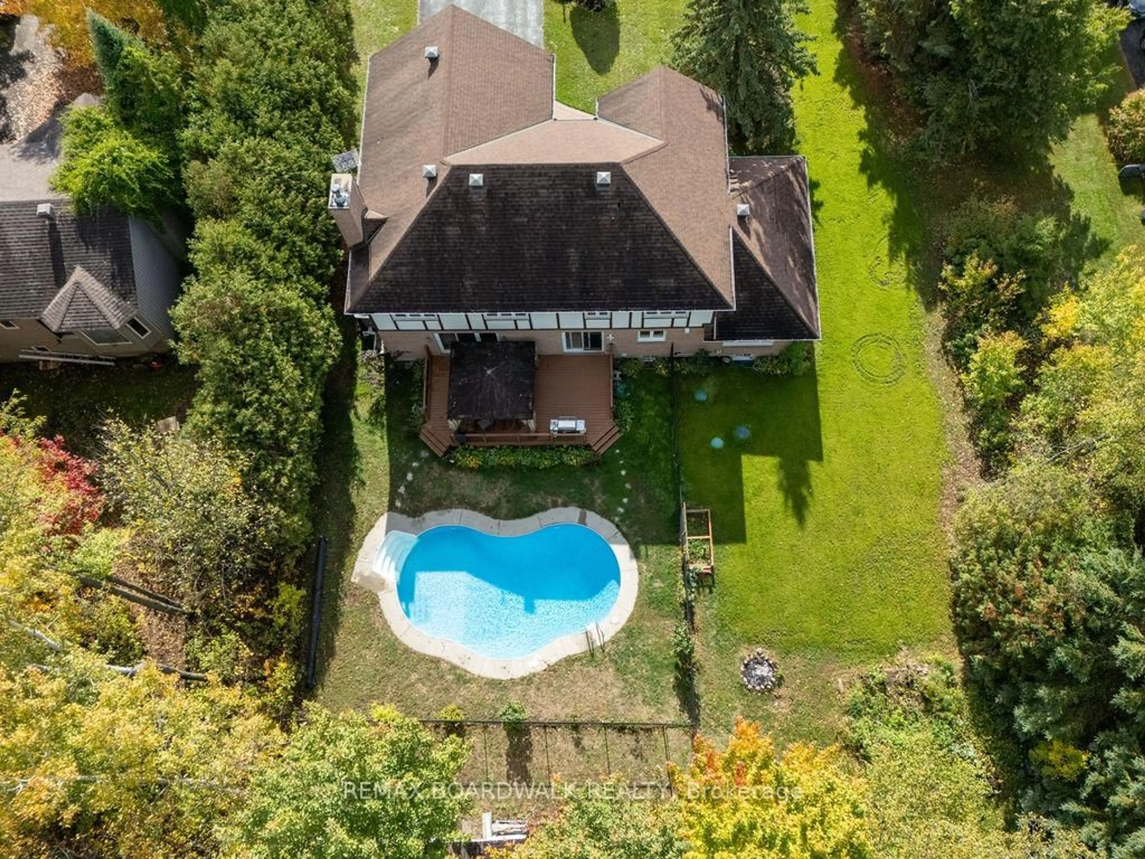 A pic from outside/outdoor area/front of a property/back of a property/a pic from drone, street for 7089 Bush Dr, Ottawa Ontario K4P 1M8