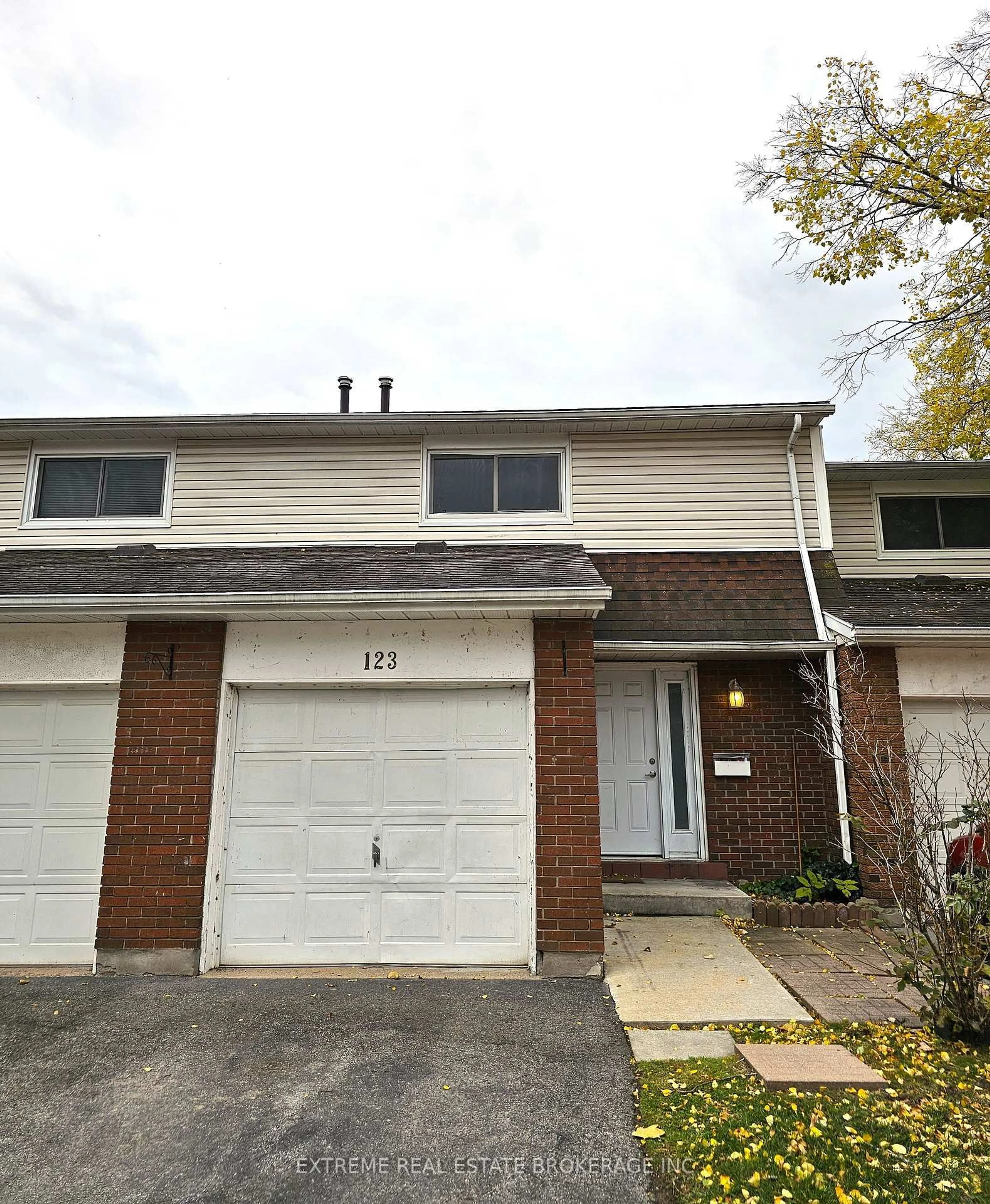 Home with vinyl exterior material, street for 286 CUSHMAN Rd #123, St. Catharines Ontario L2M 6Z2