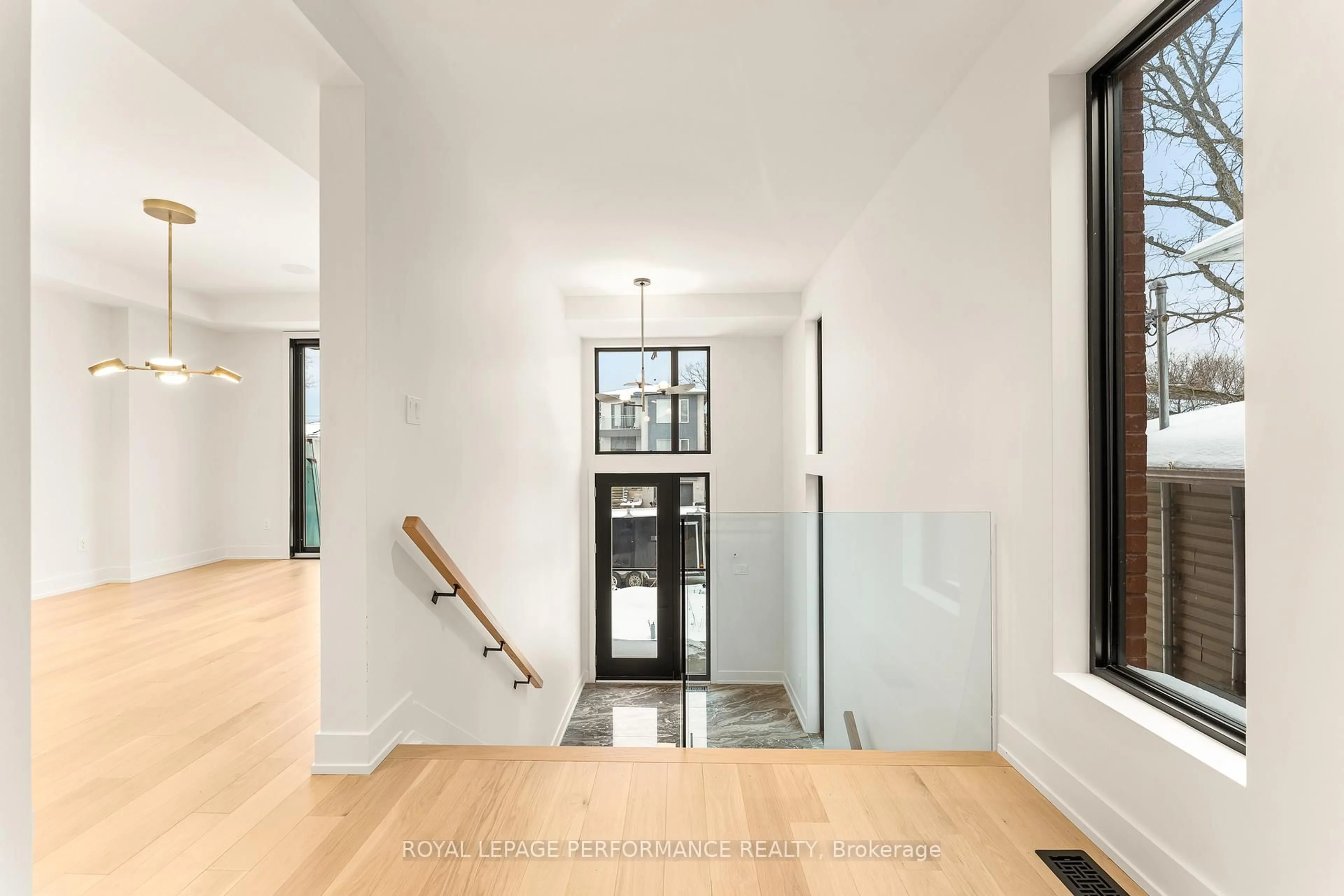 Indoor entryway for 304 Selby Ave, Ottawa Ontario K1Z 6R1