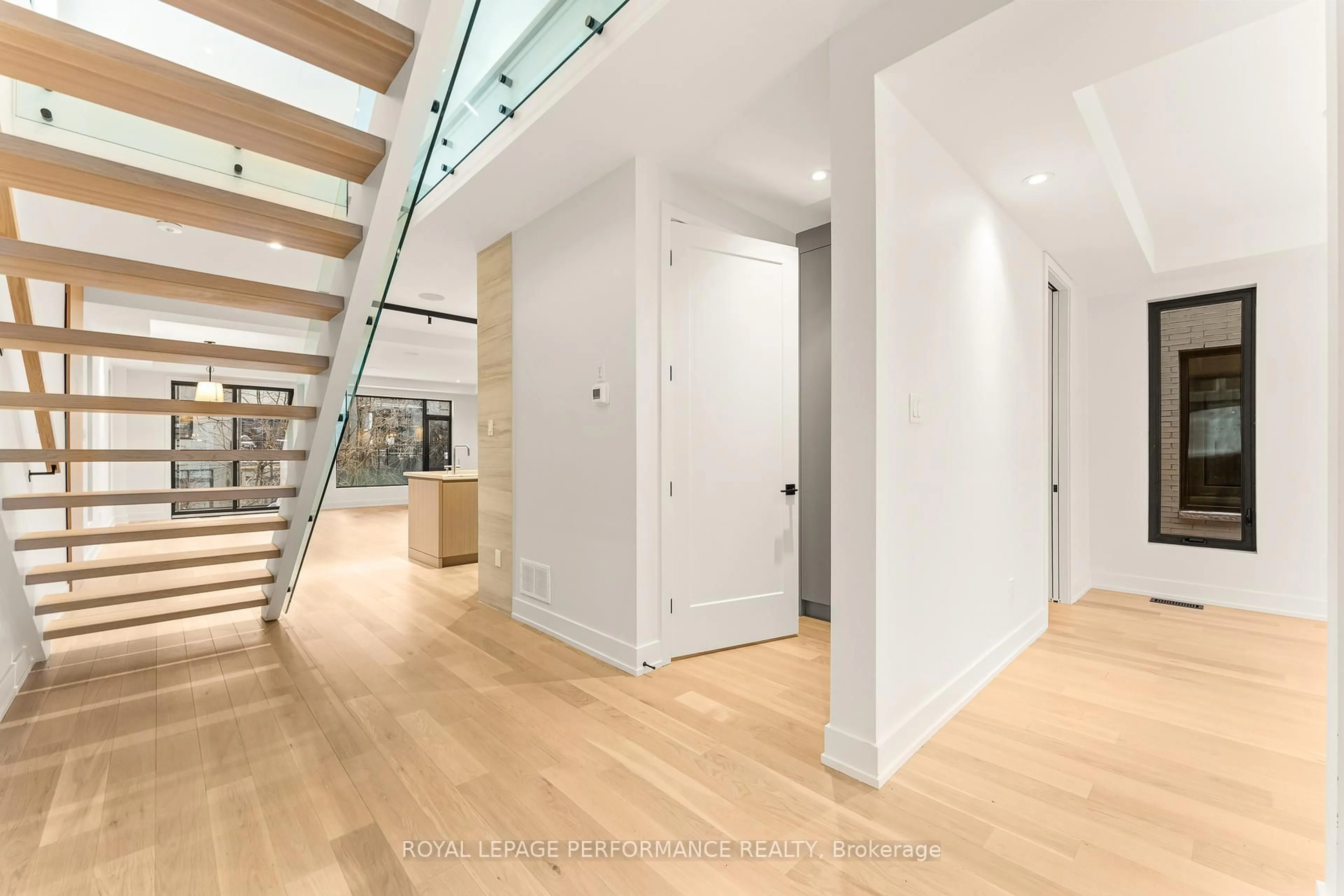 Indoor foyer for 304 Selby Ave, Ottawa Ontario K1Z 6R1