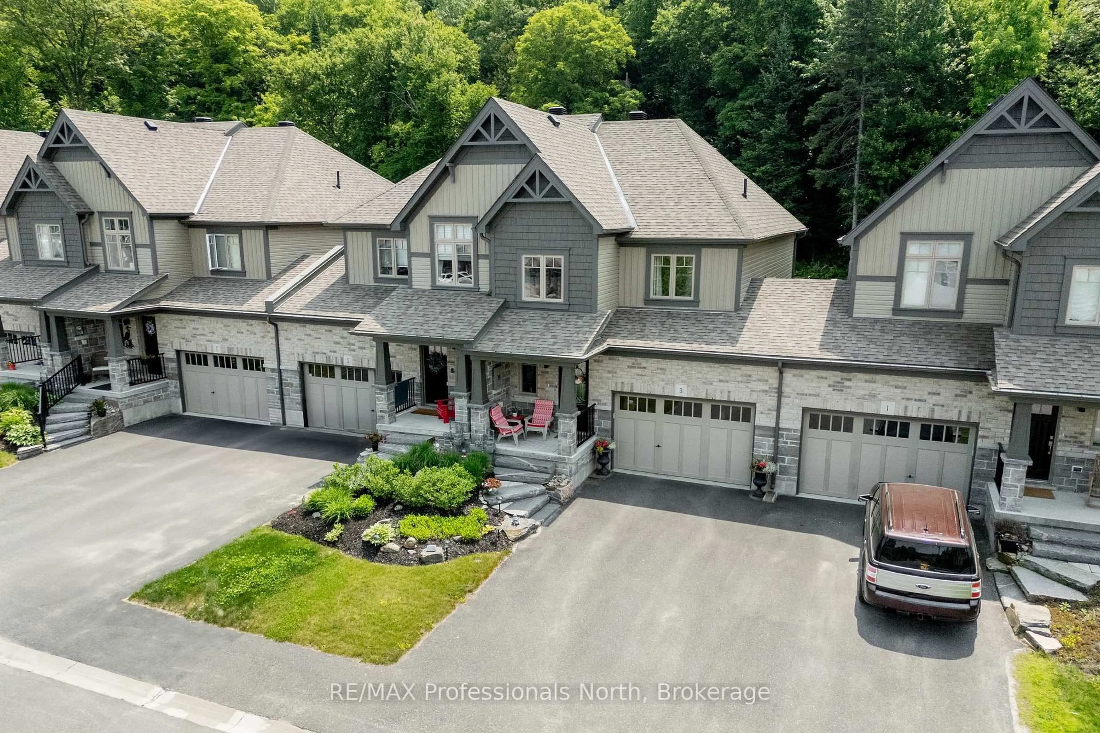 A pic from outside/outdoor area/front of a property/back of a property/a pic from drone, street for 3 Kelsey Madison Crt, Huntsville Ontario P1H 0E2