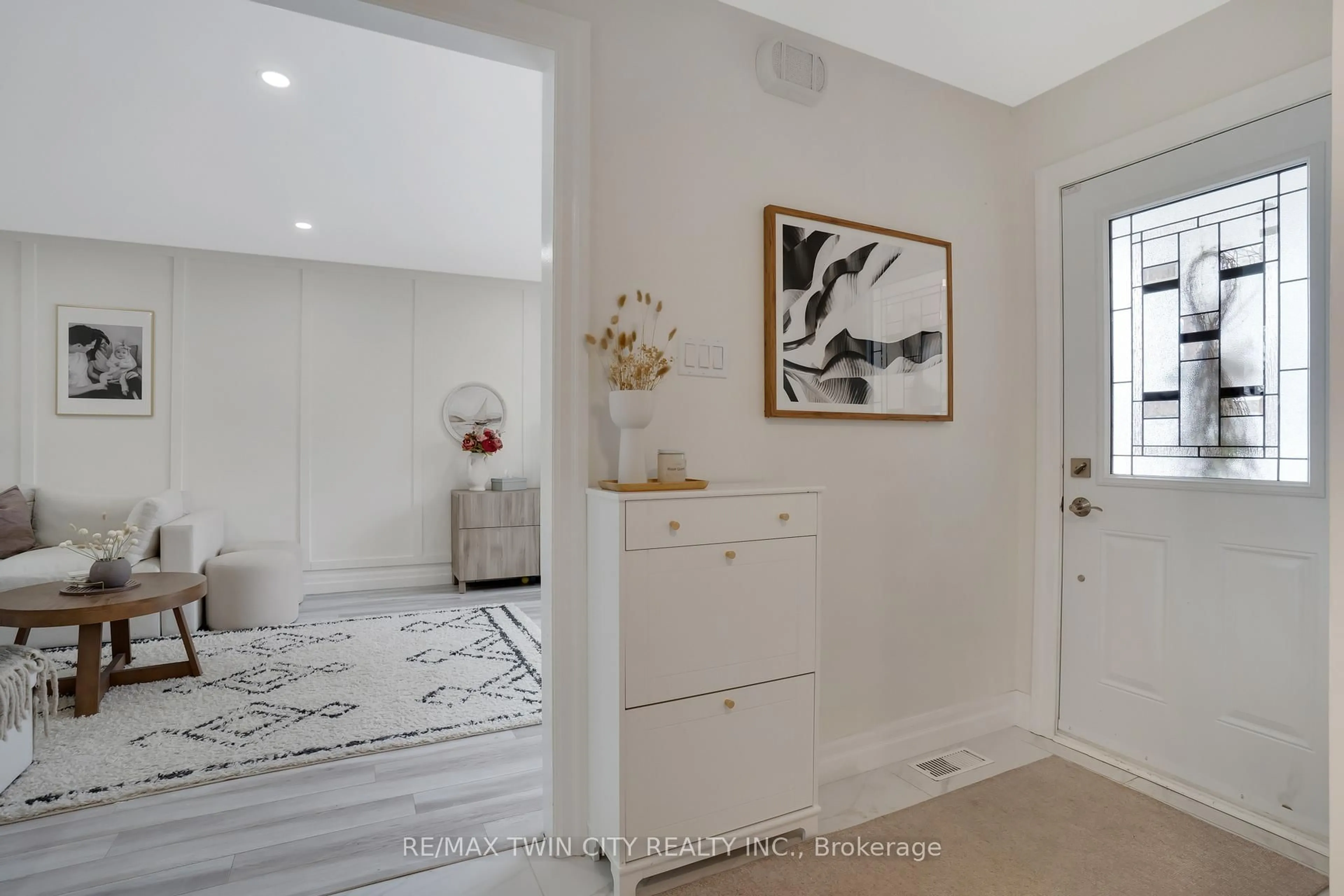 Indoor entryway for 49 Wyandotte Crt, Kitchener Ontario N2A 3H9