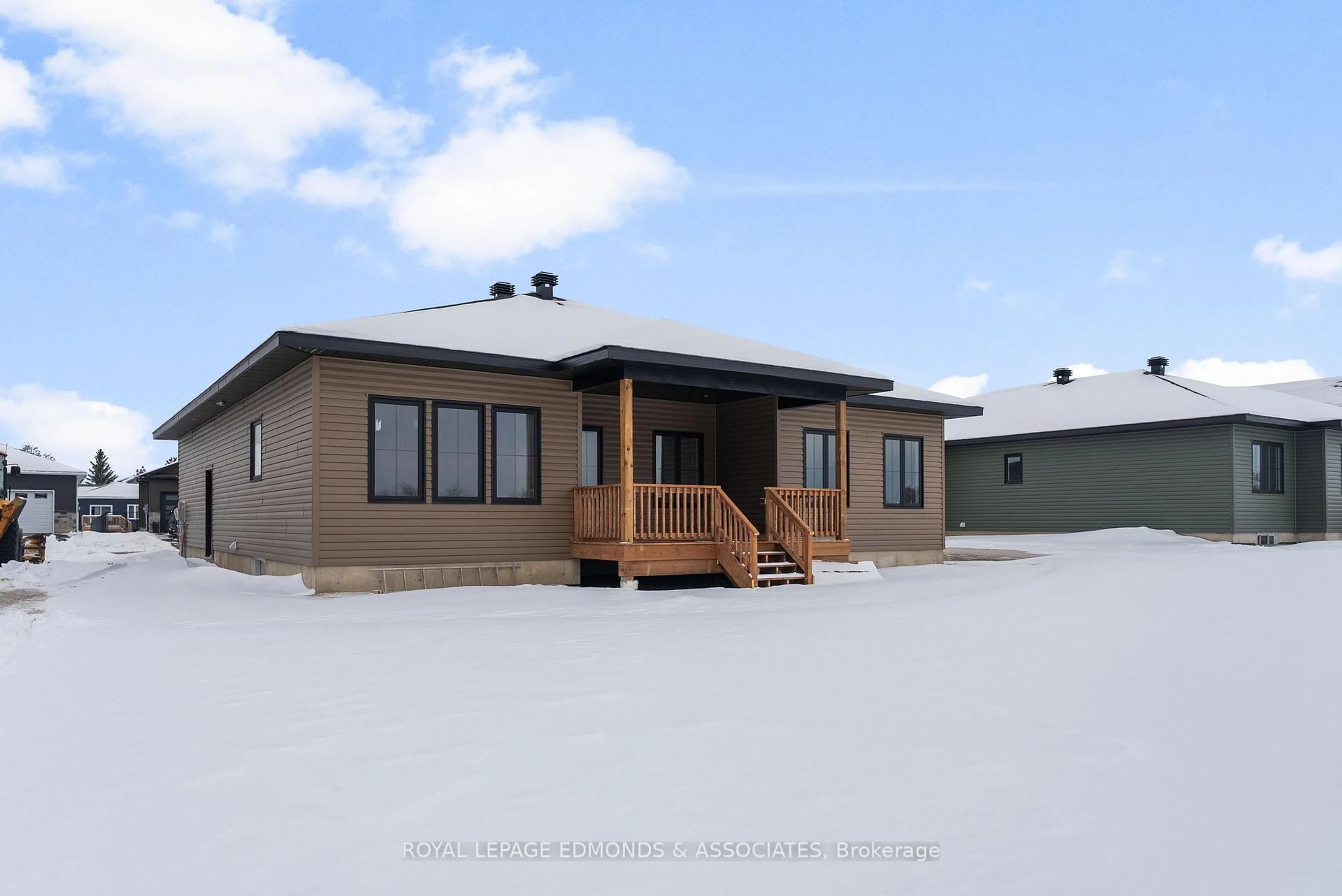 Home with vinyl exterior material, building for 26 Bamagillia St, Cobden Ontario K0J 1K0