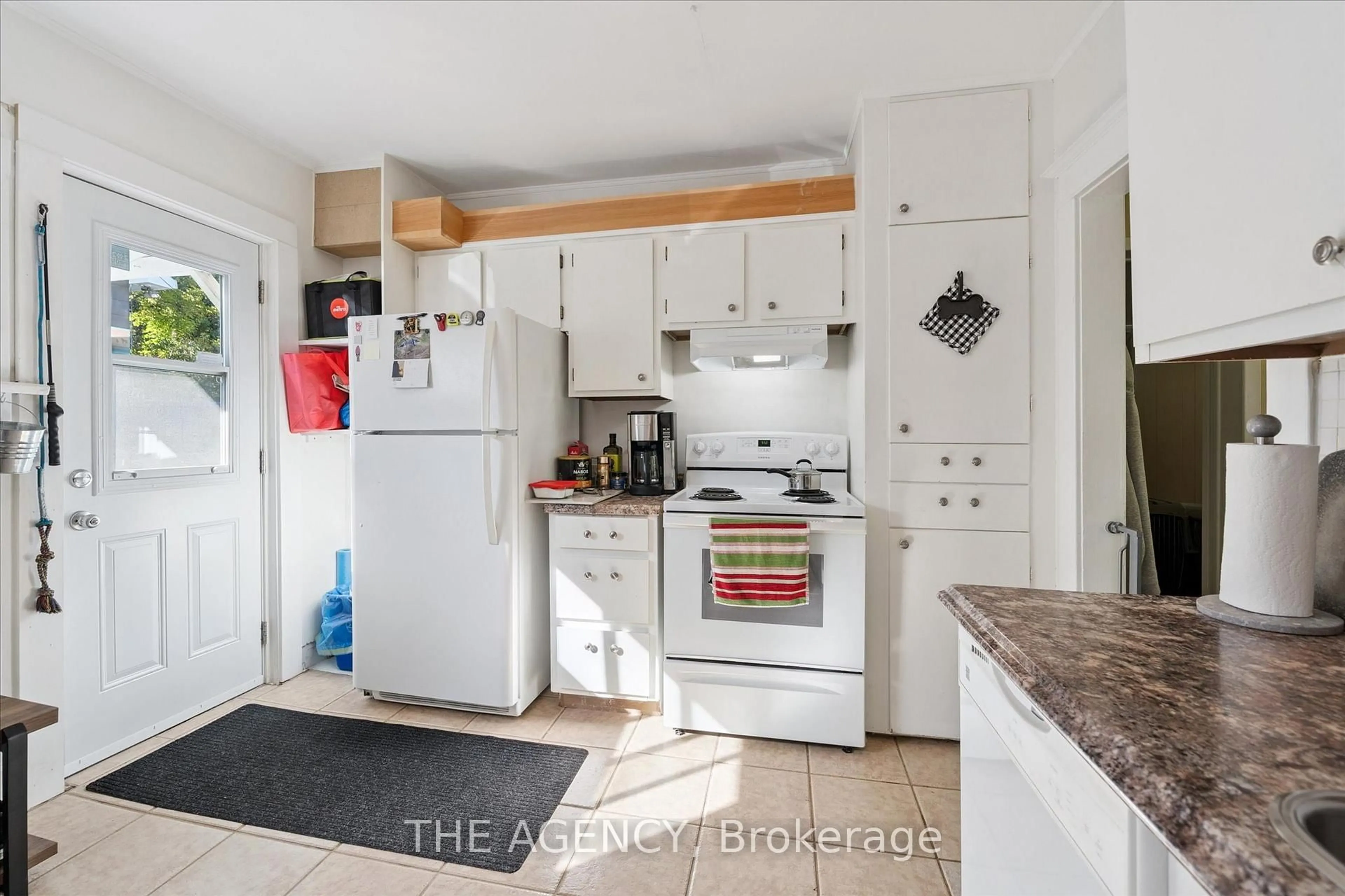 Standard kitchen, unknown for 31 Brunel Rd, Huntsville Ontario P1H 1P4