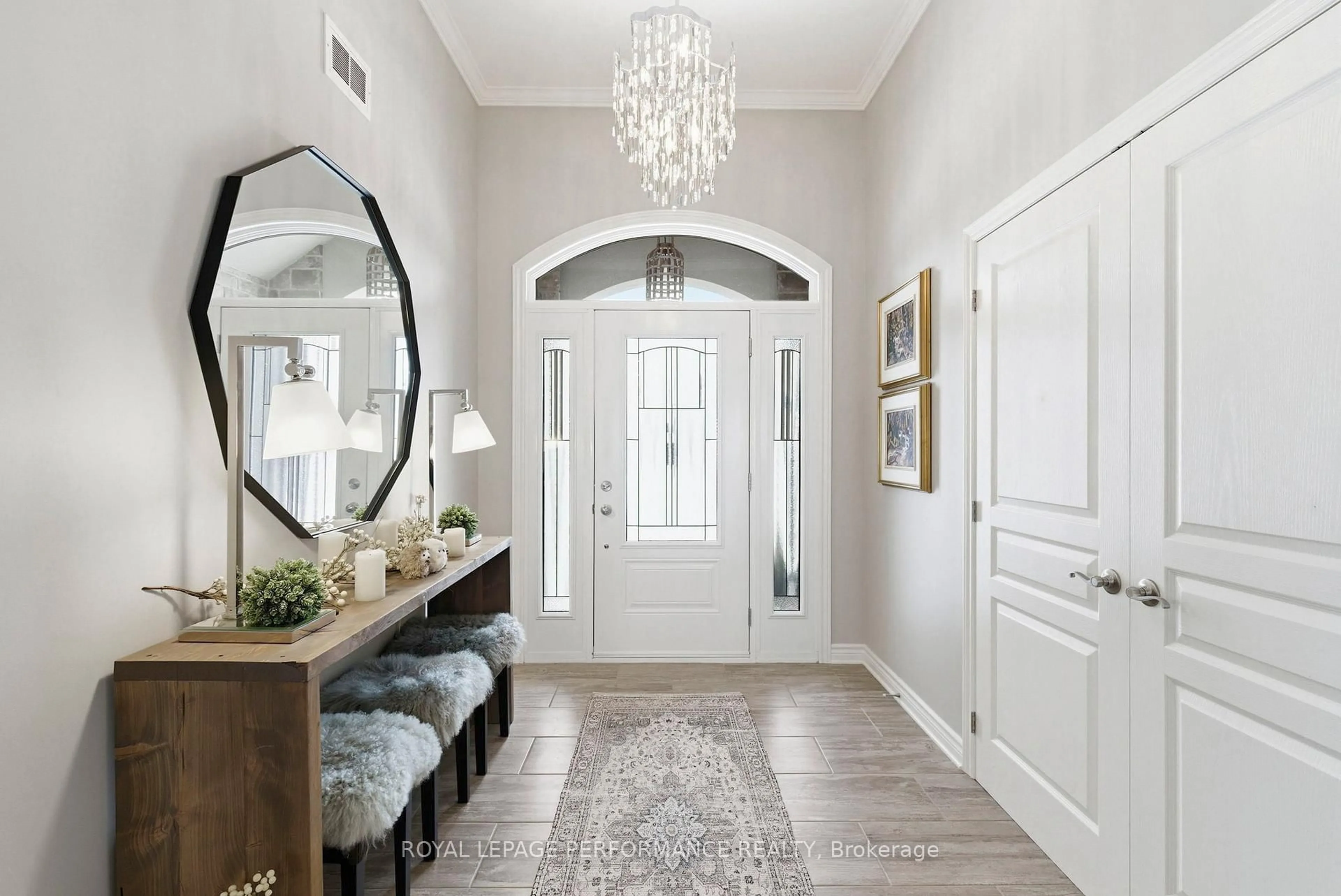 Indoor entryway for 18132 St. Laurent Blvd, South Glengarry Ontario K6H 0G7