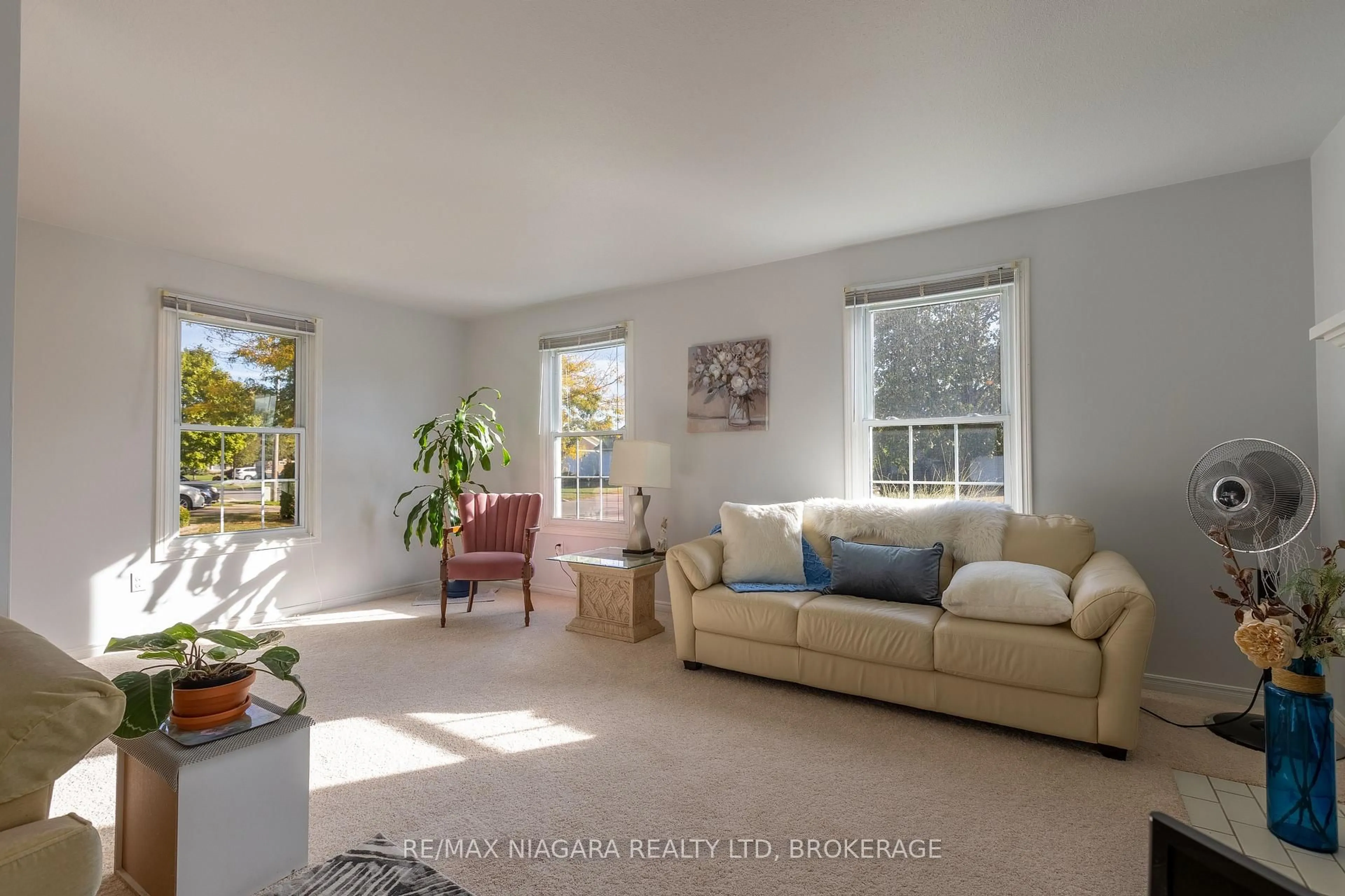 Living room with furniture, unknown for 161 Green Pointe Dr, Welland Ontario L3C 6Y7