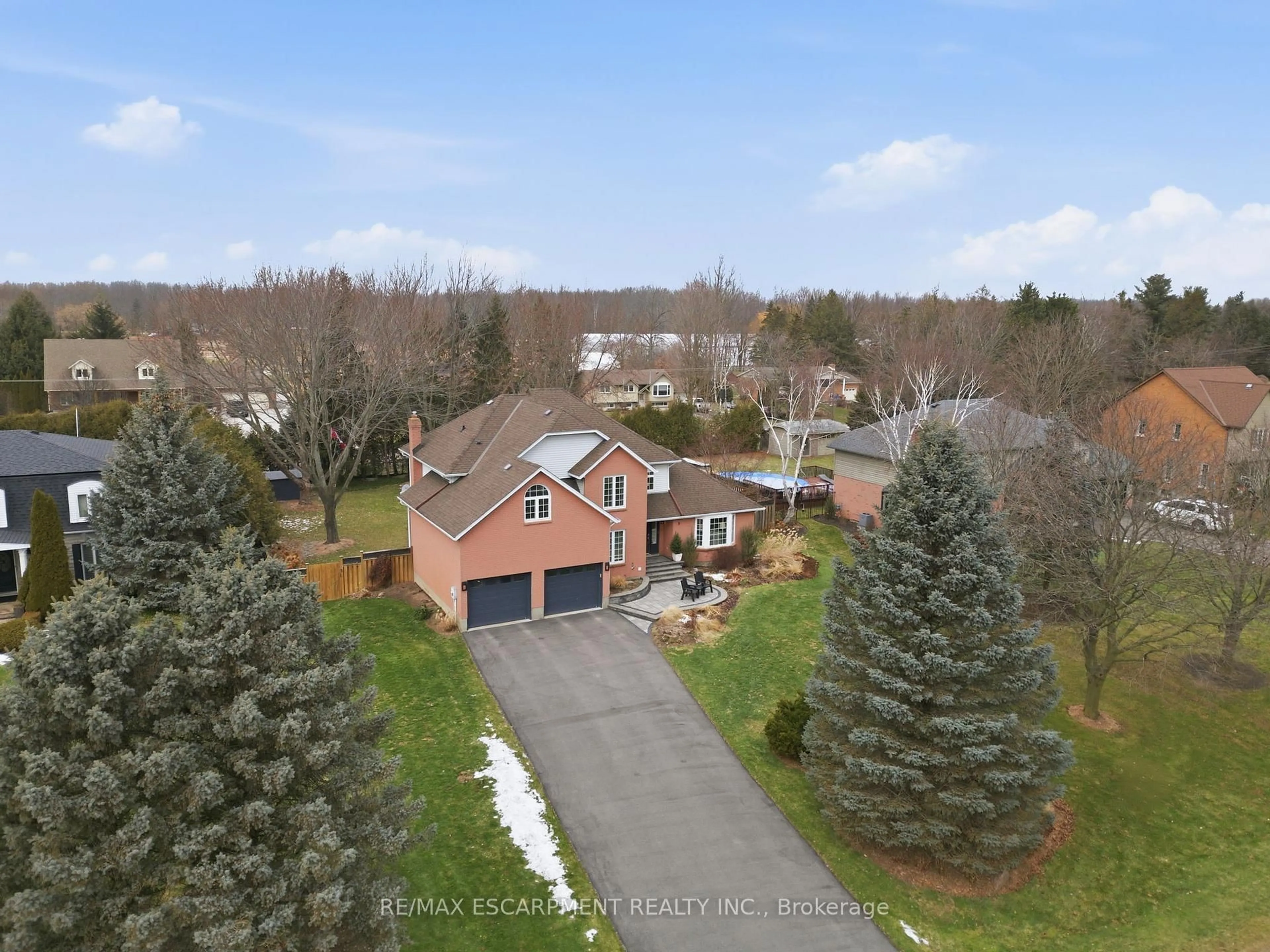 A pic from outside/outdoor area/front of a property/back of a property/a pic from drone, unknown for 9 CORNELIA Crt, Hamilton Ontario L8B 0Z9