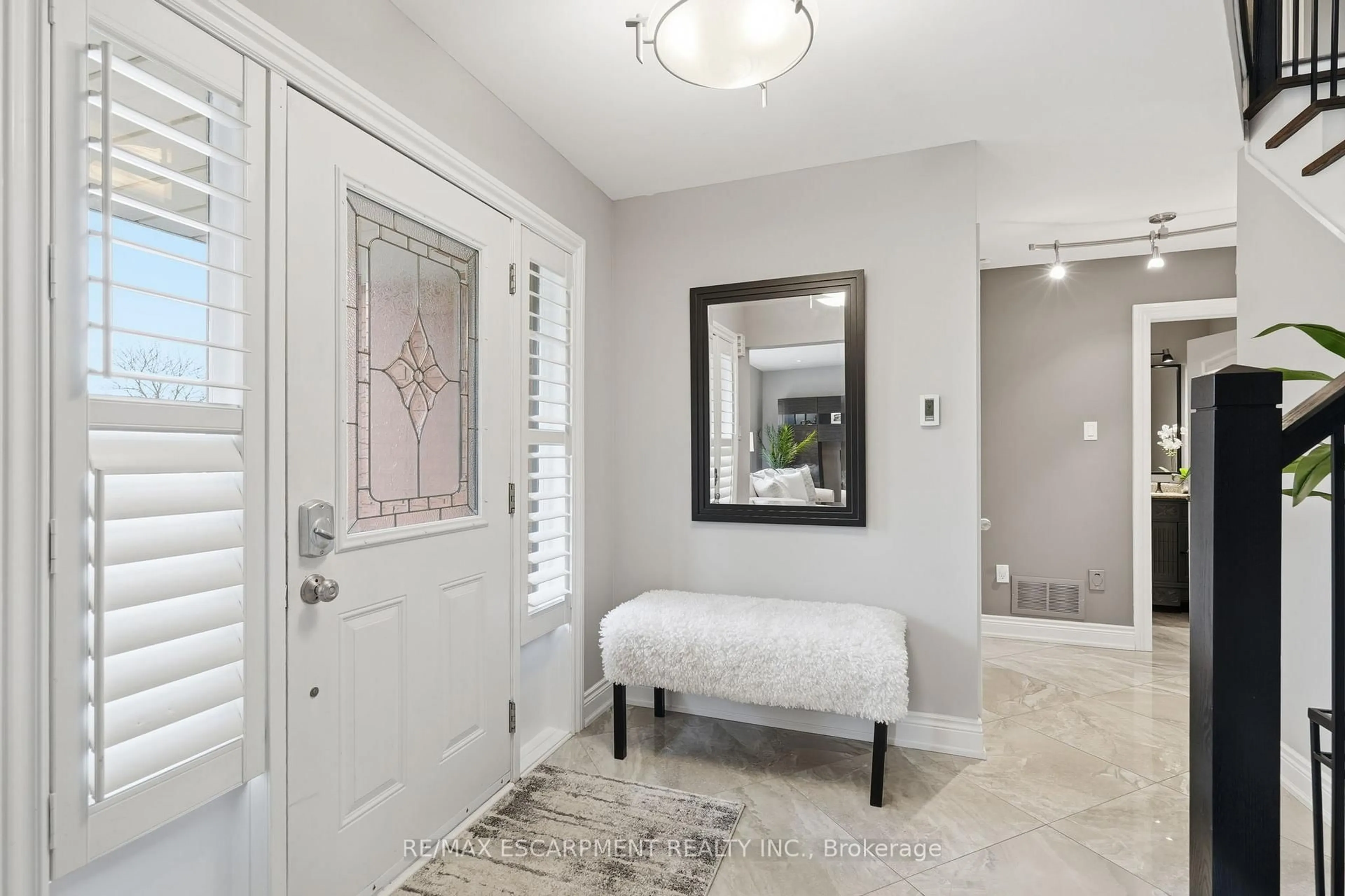 Indoor entryway for 9 CORNELIA Crt, Hamilton Ontario L8B 0Z9