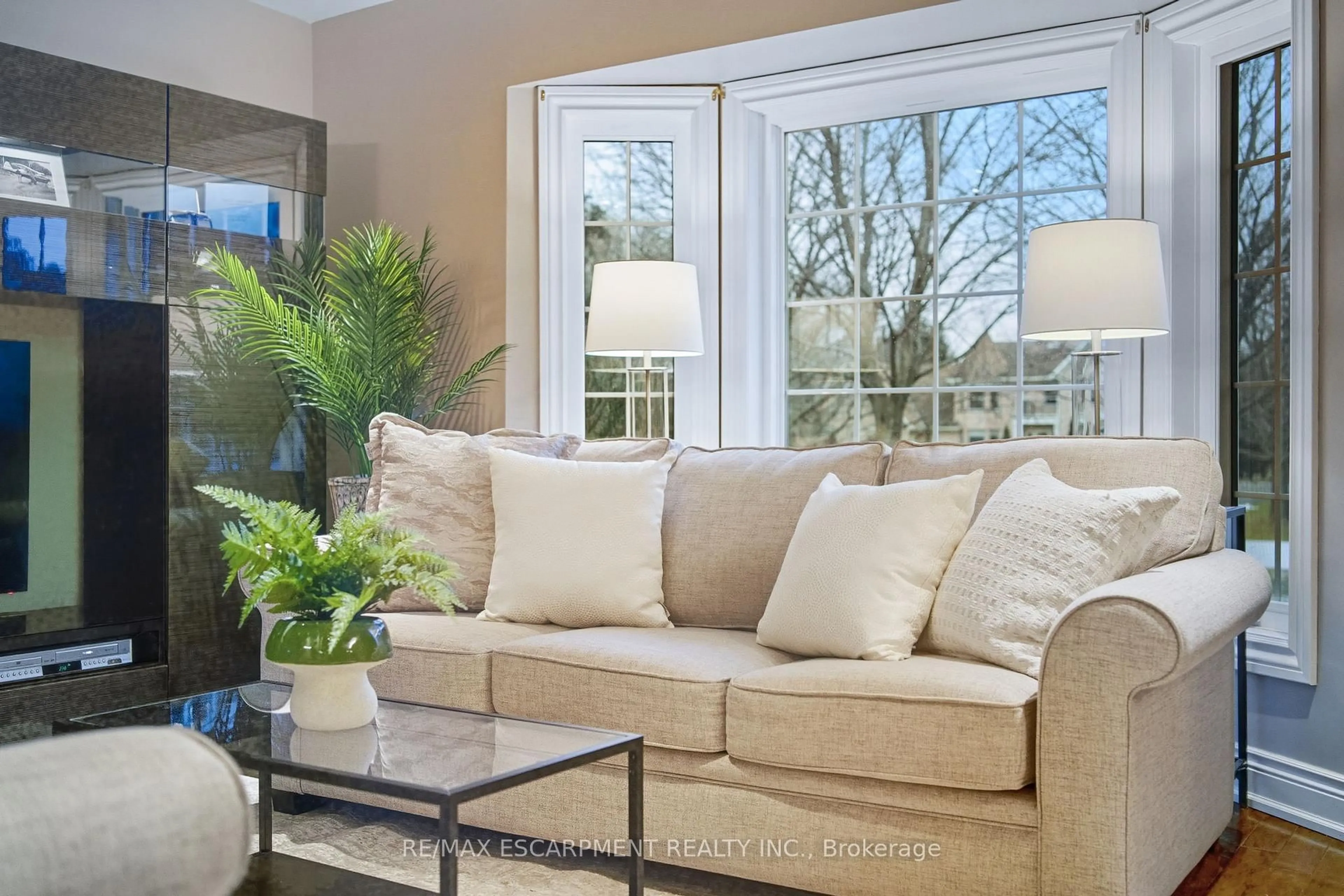 Living room with furniture, unknown for 9 CORNELIA Crt, Hamilton Ontario L8B 0Z9