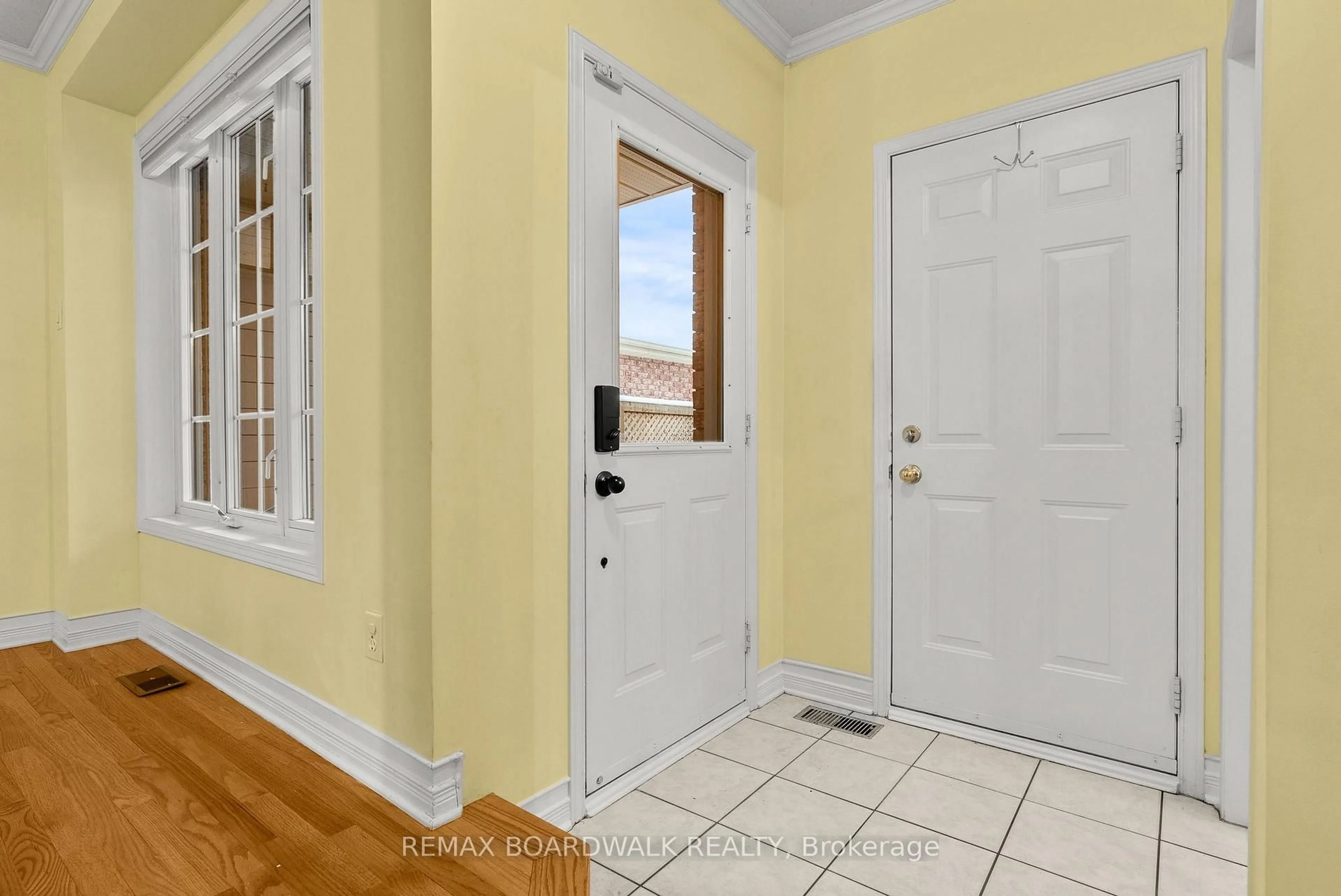 Indoor entryway for 42 College Circ, Ottawa Ontario K1K 4R8