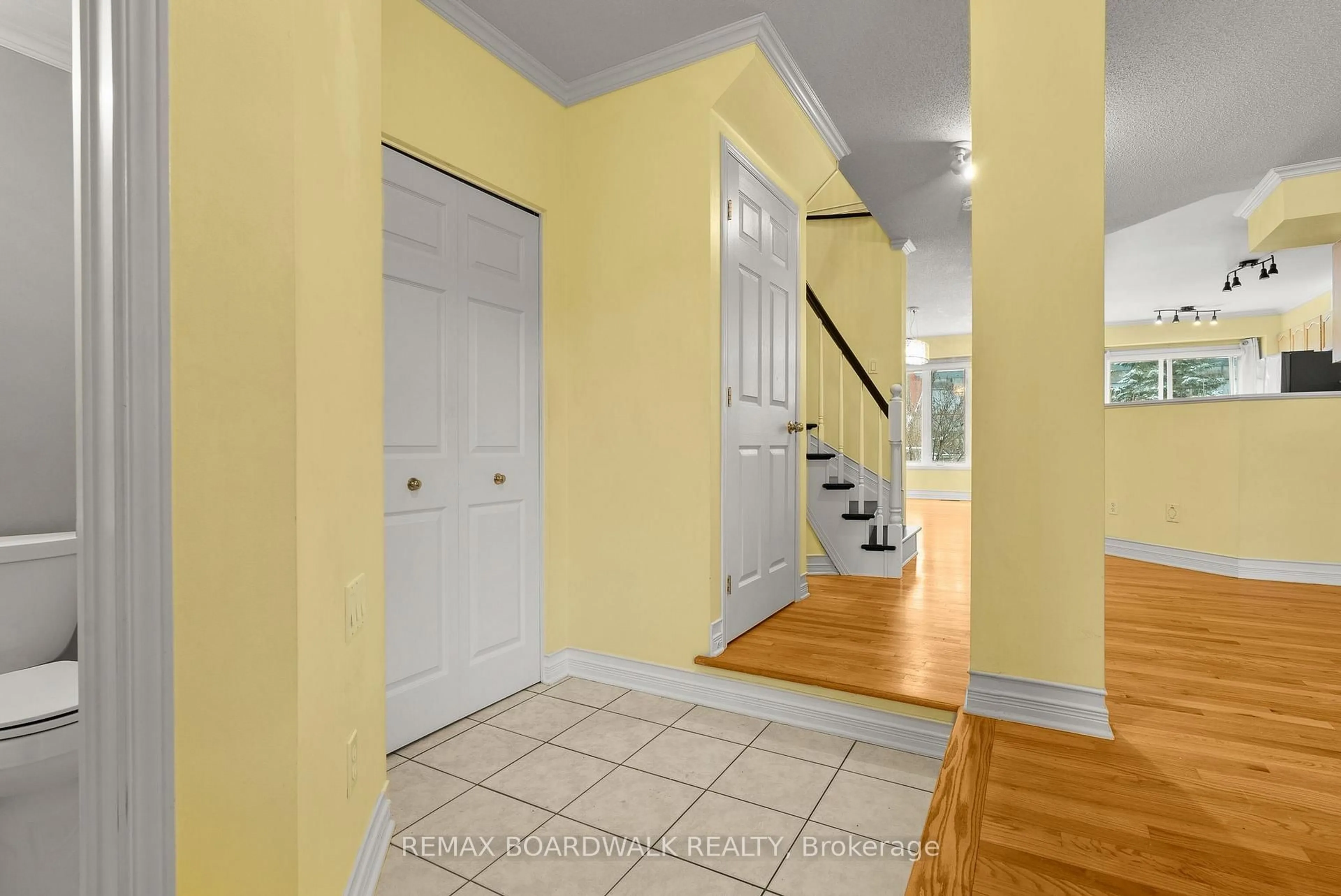 Indoor entryway for 42 College Circ, Ottawa Ontario K1K 4R8