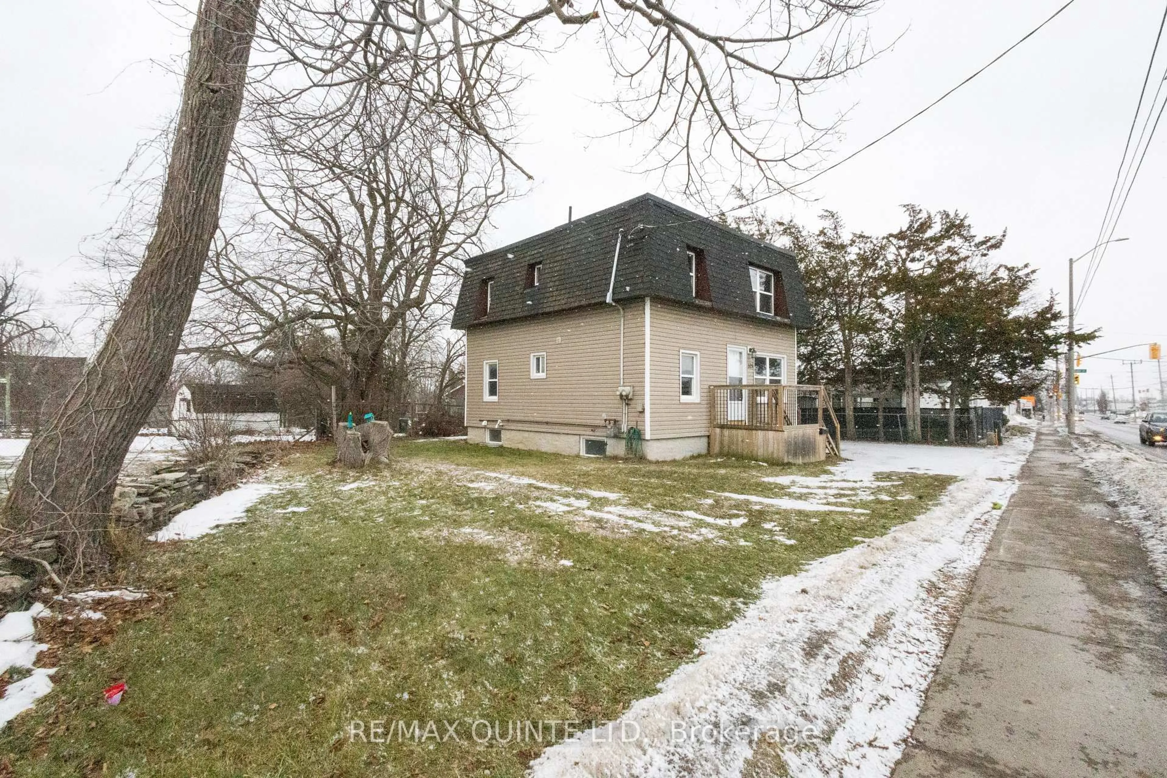 A pic from outside/outdoor area/front of a property/back of a property/a pic from drone, street for 325 Sidney St, Belleville Ontario K8P 3Z5