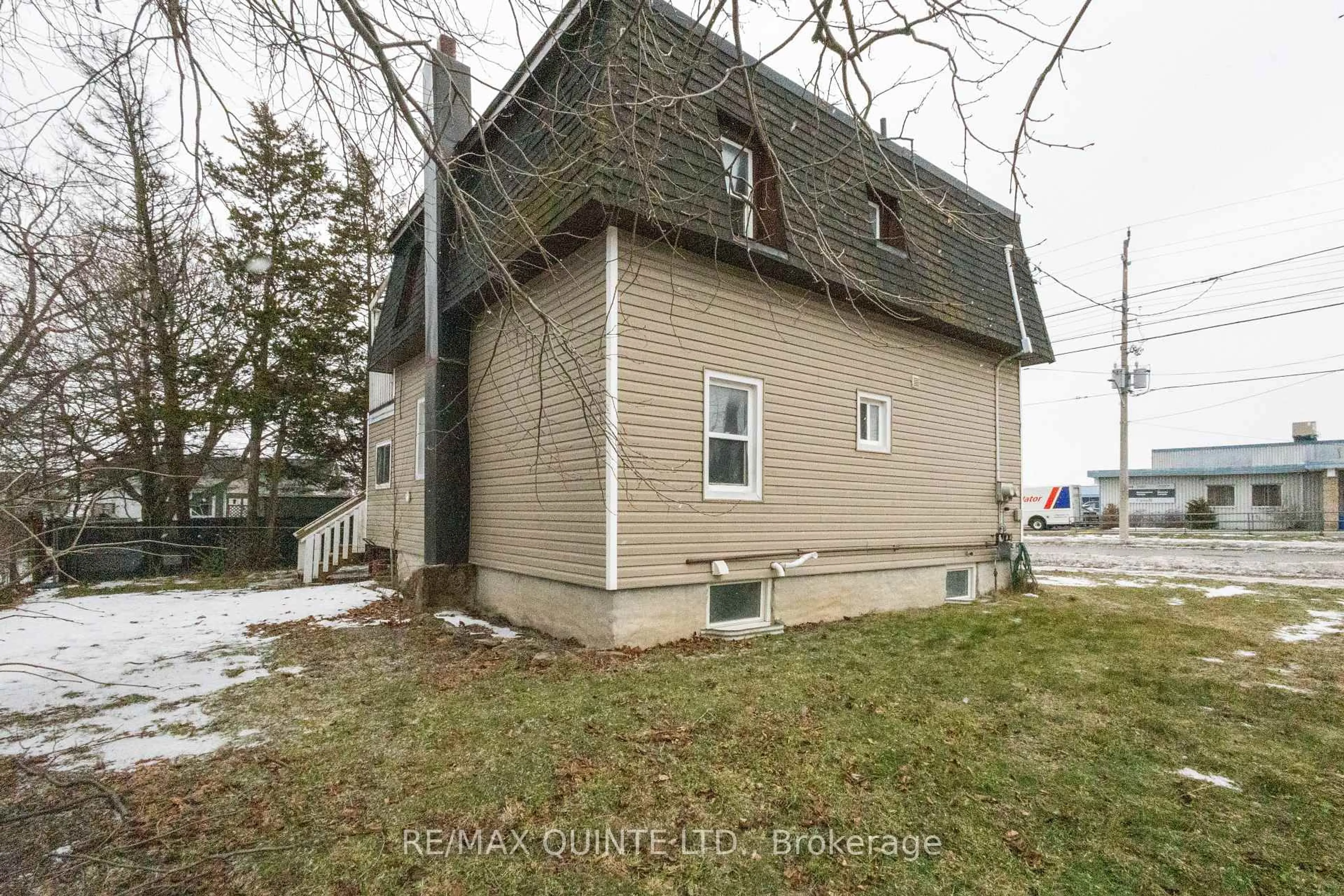 Unknown for 325 Sidney St, Belleville Ontario K8P 3Z5