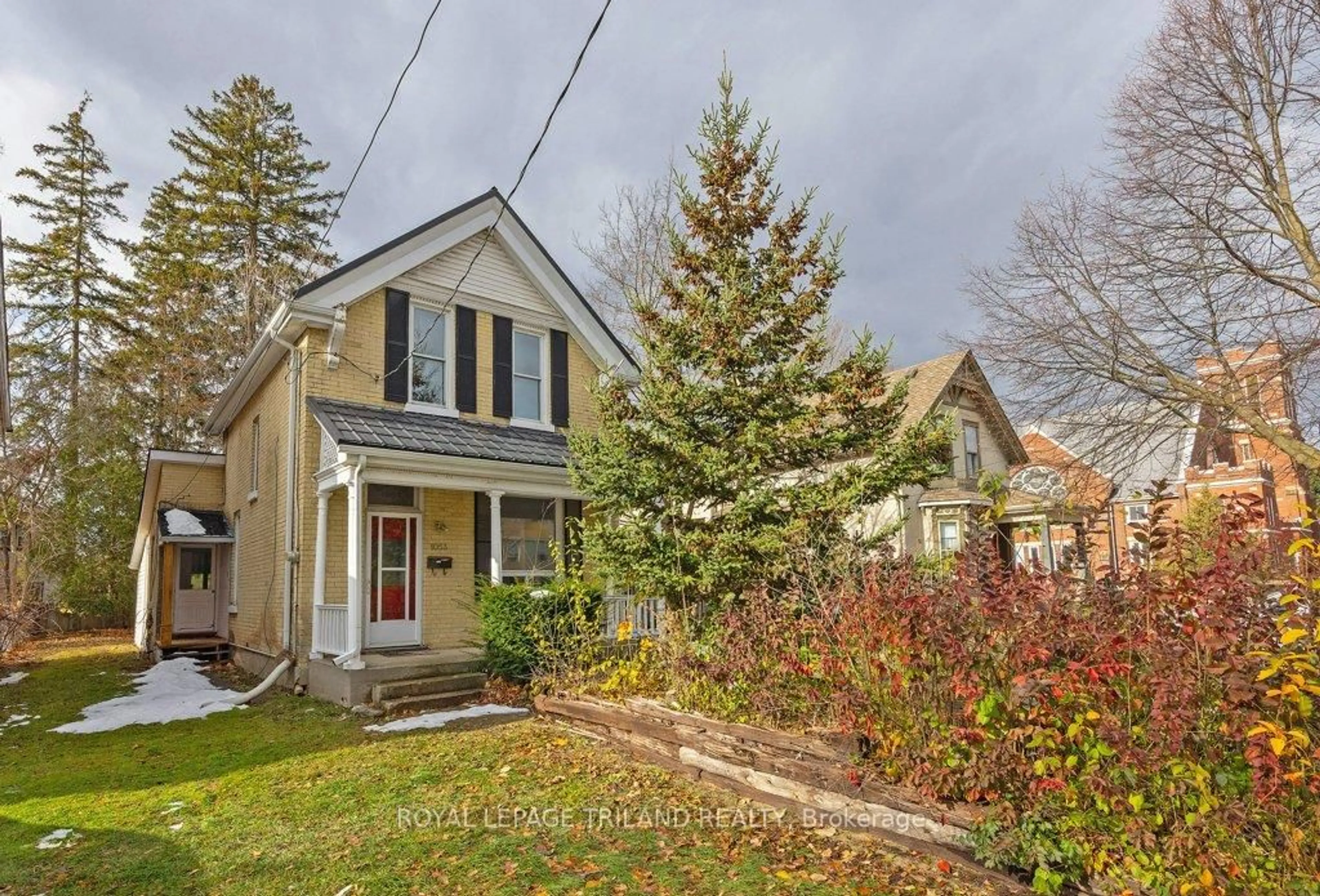 A pic from outside/outdoor area/front of a property/back of a property/a pic from drone, street for 1053 RICHMOND St, London East Ontario N6A 3J7