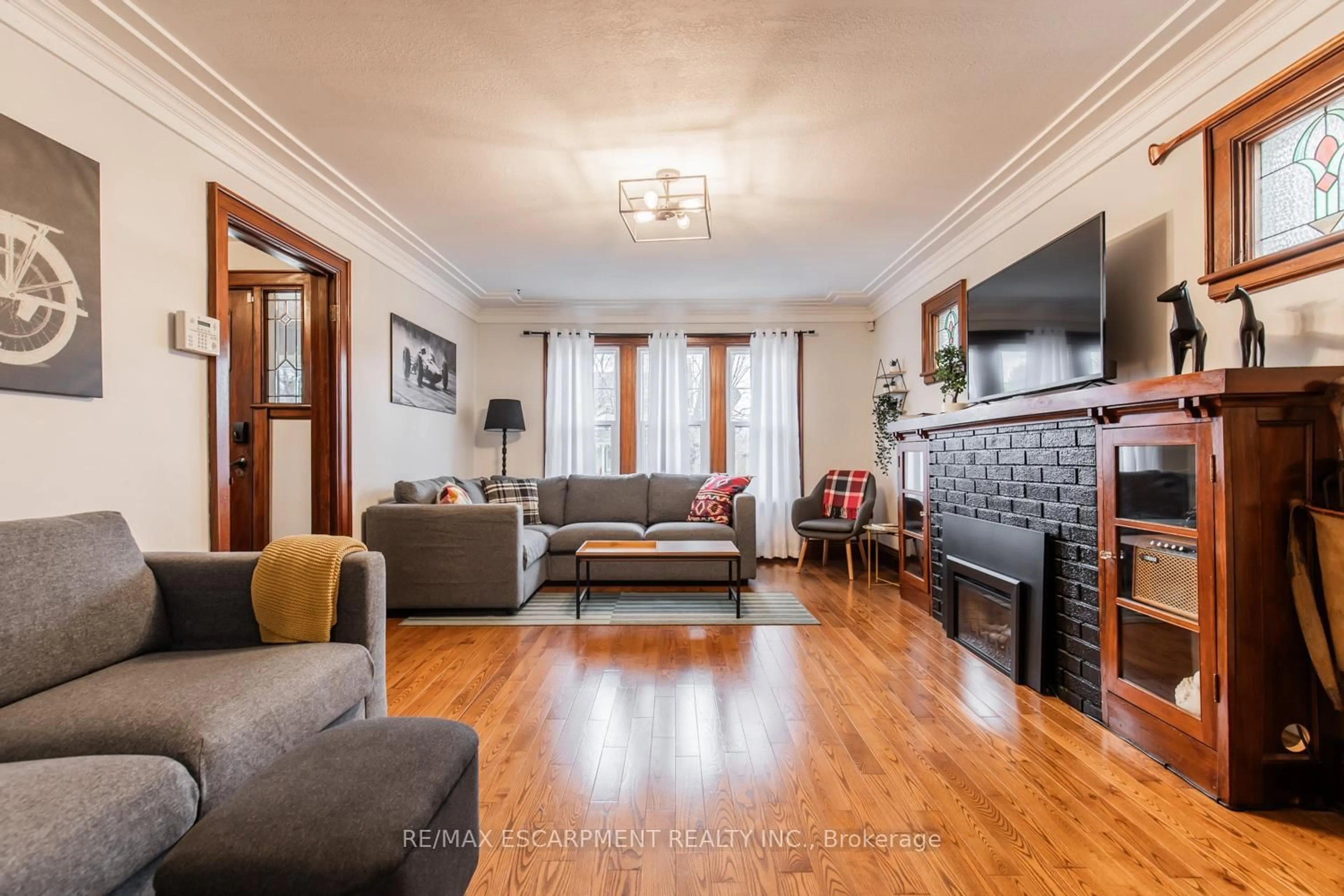 Living room with furniture, wood/laminate floor for 60 Lake Avenue Dr, Hamilton Ontario L8G 3N3