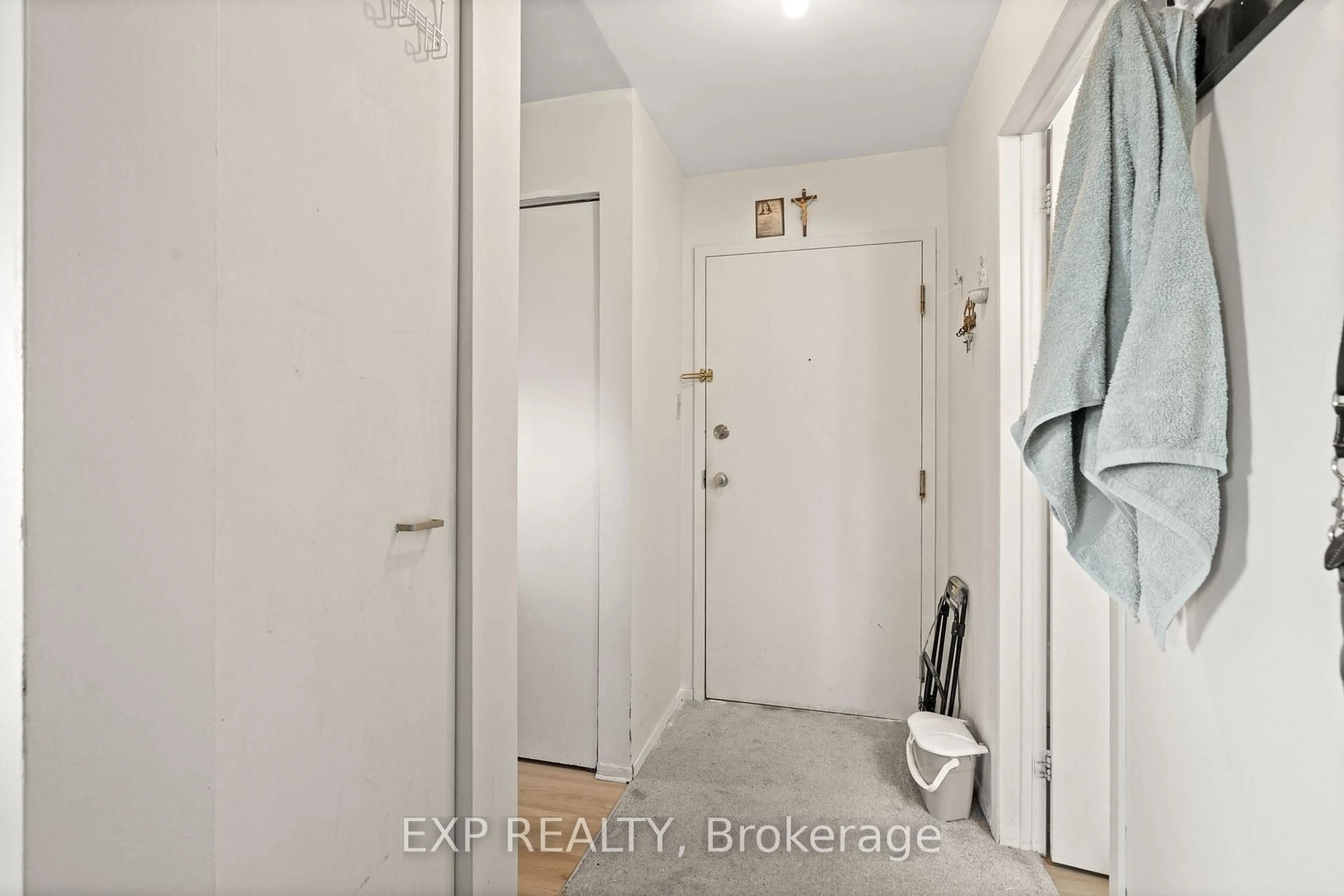 Indoor entryway for 214 Viewmount Dr #209, Ottawa Ontario K2E 7X3