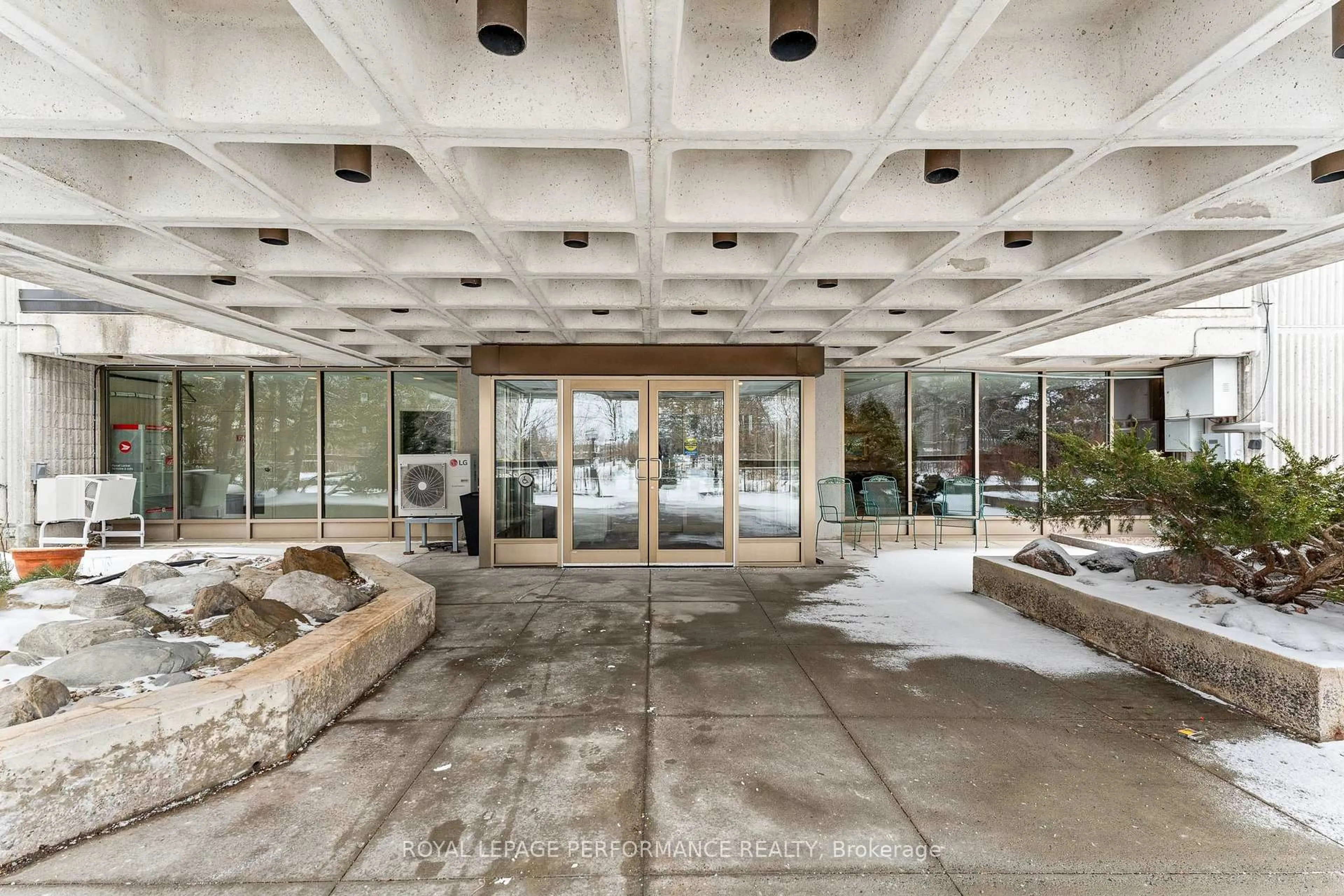 Indoor foyer for 2625 Regina St #502, Ottawa Ontario K2B 5W8