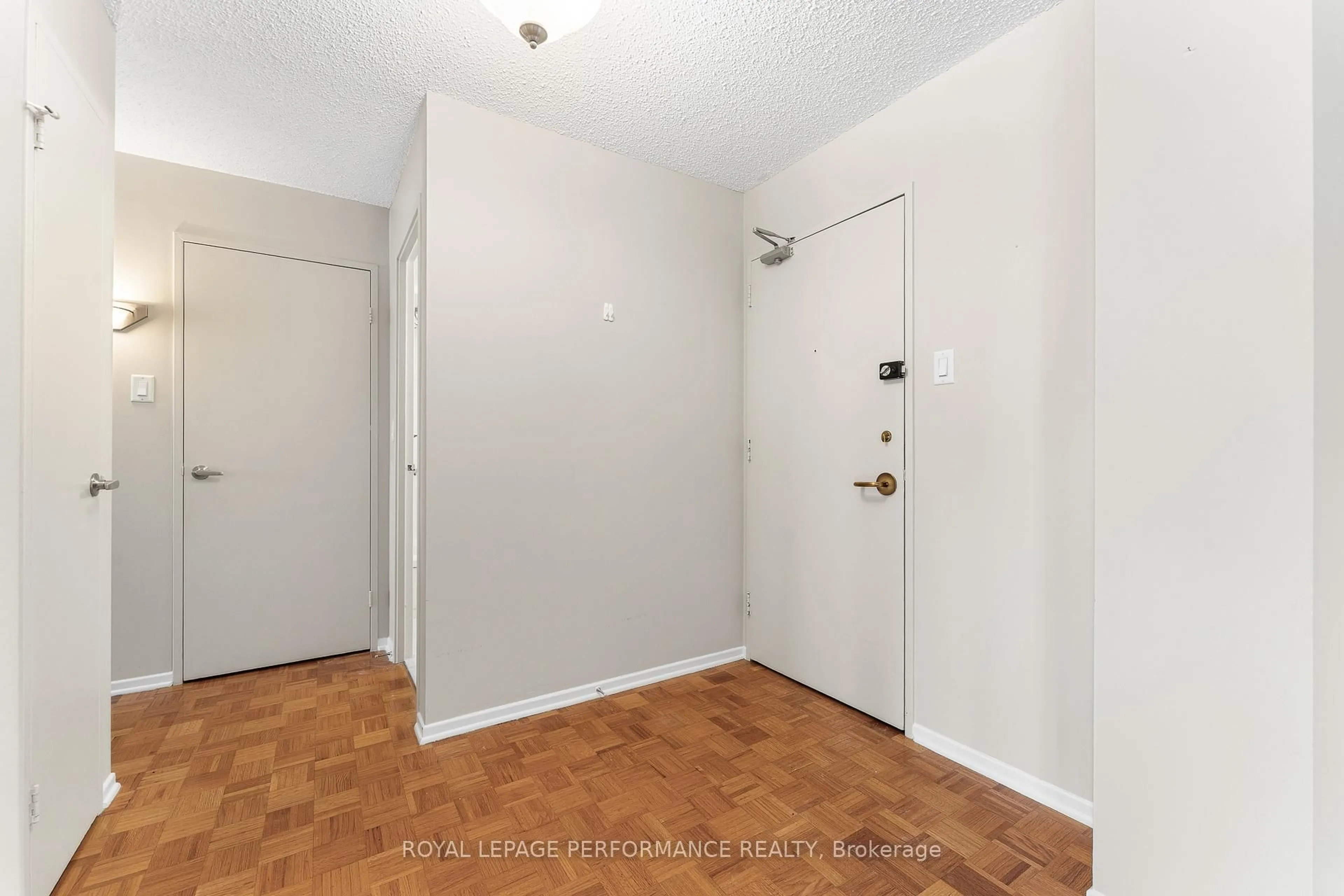 Indoor entryway for 2625 Regina St #502, Ottawa Ontario K2B 5W8