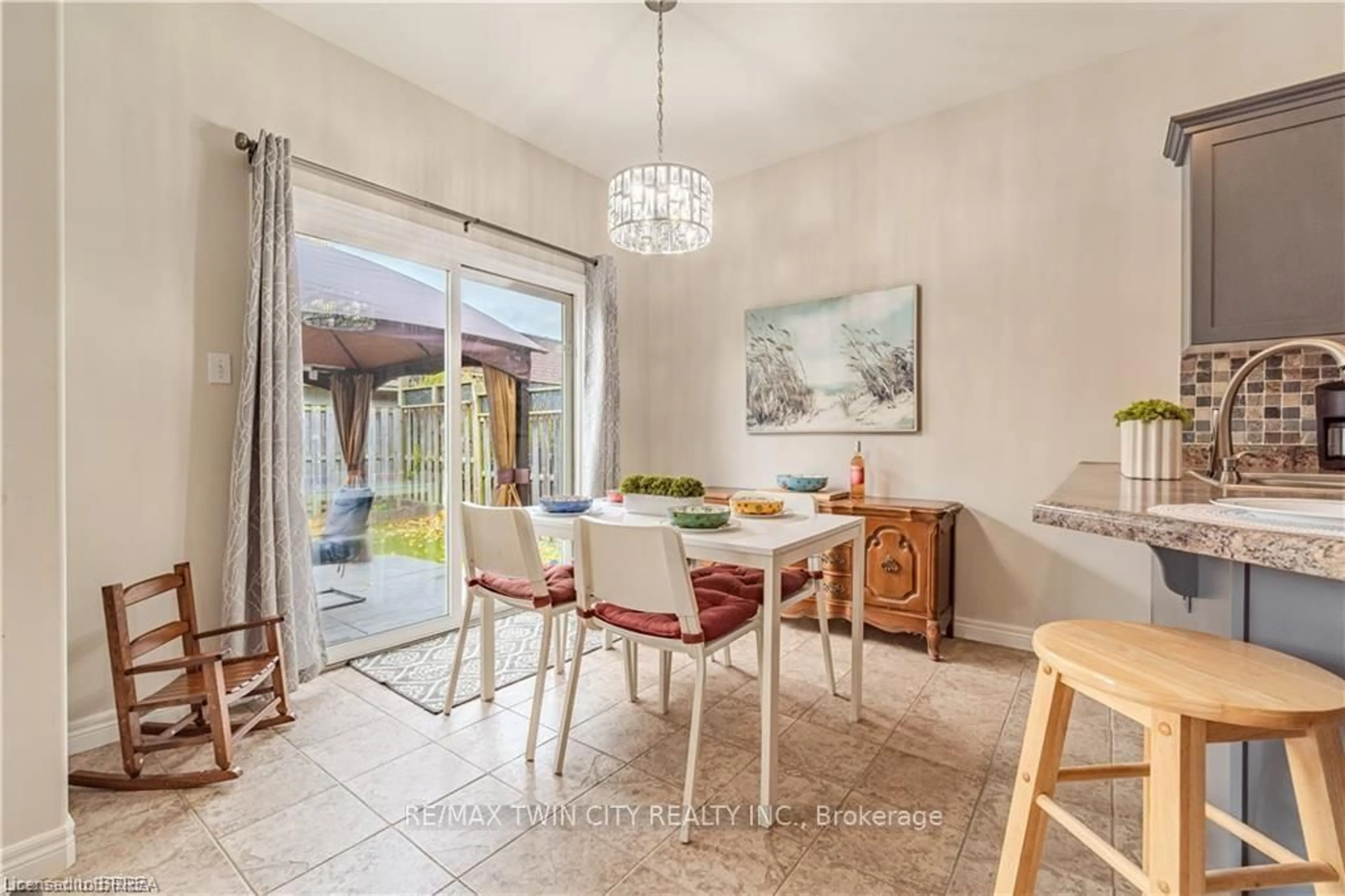 Dining room, ceramic/tile floor for 11 Irongate Dr, Brant Ontario N3L 4G4