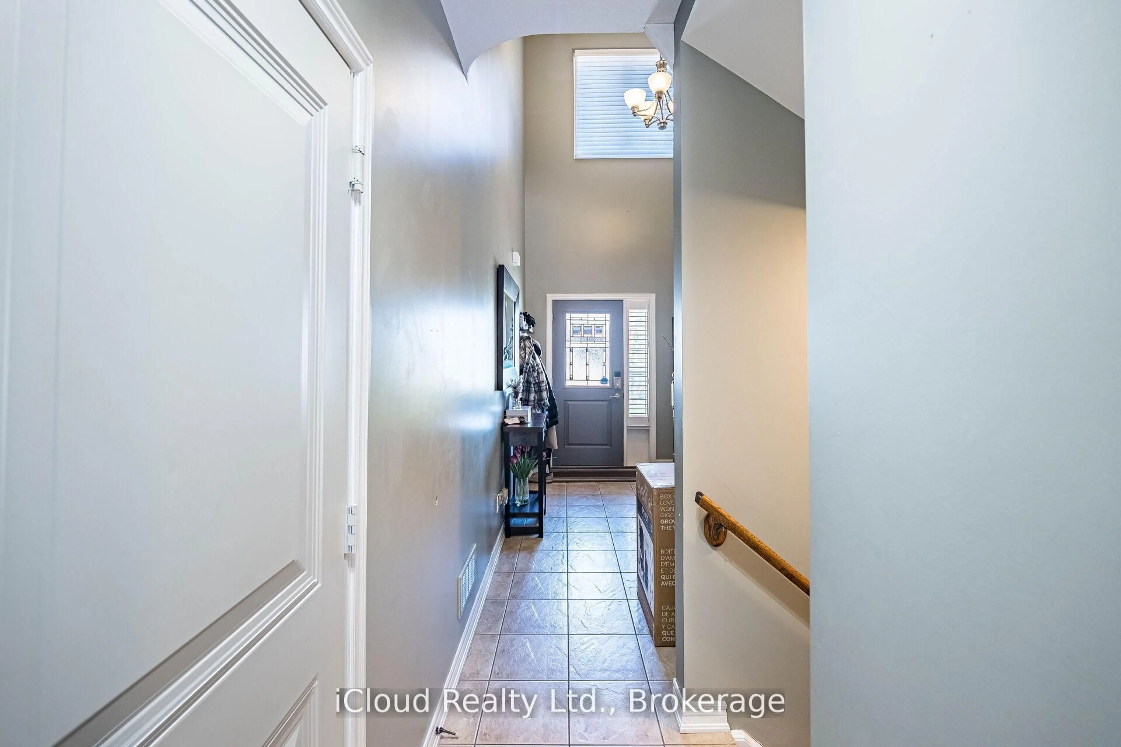 Indoor entryway for 45 Seabreeze Cres #20, Hamilton Ontario L8E 0G1