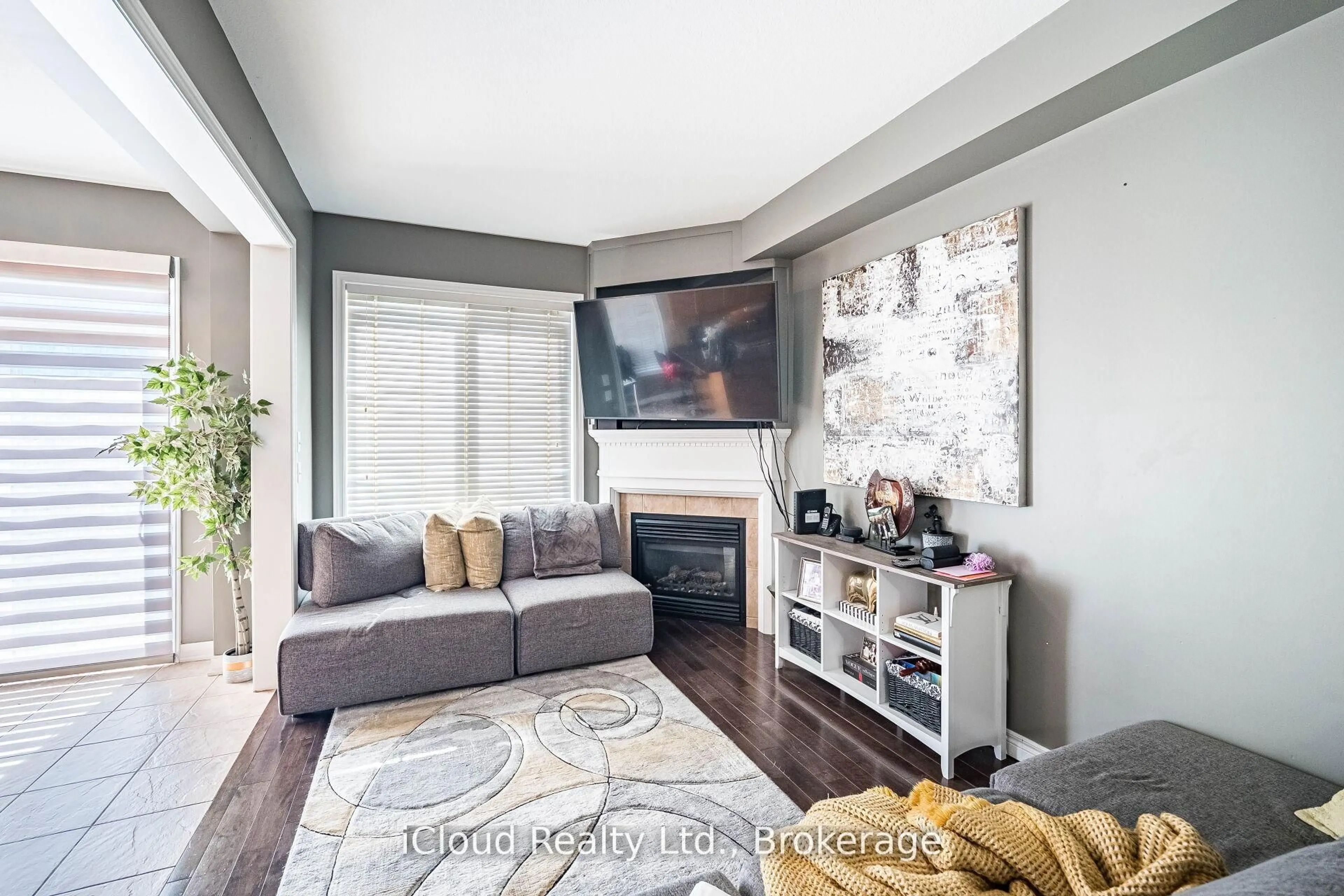 Living room with furniture, unknown for 45 Seabreeze Cres #20, Hamilton Ontario L8E 0G1